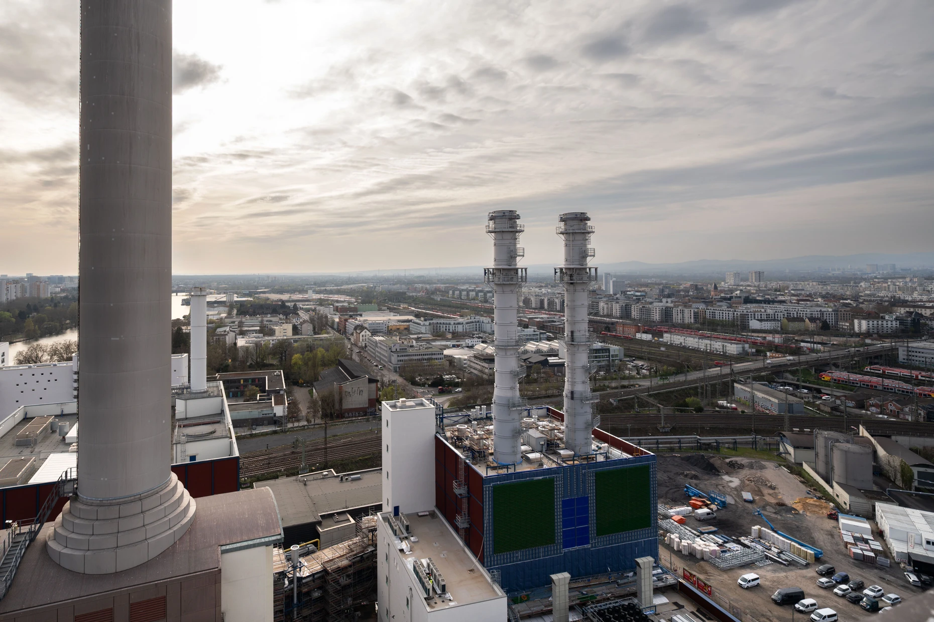 Blick vom alten Kraftwerksblock auf das neue Gaskraftwerk