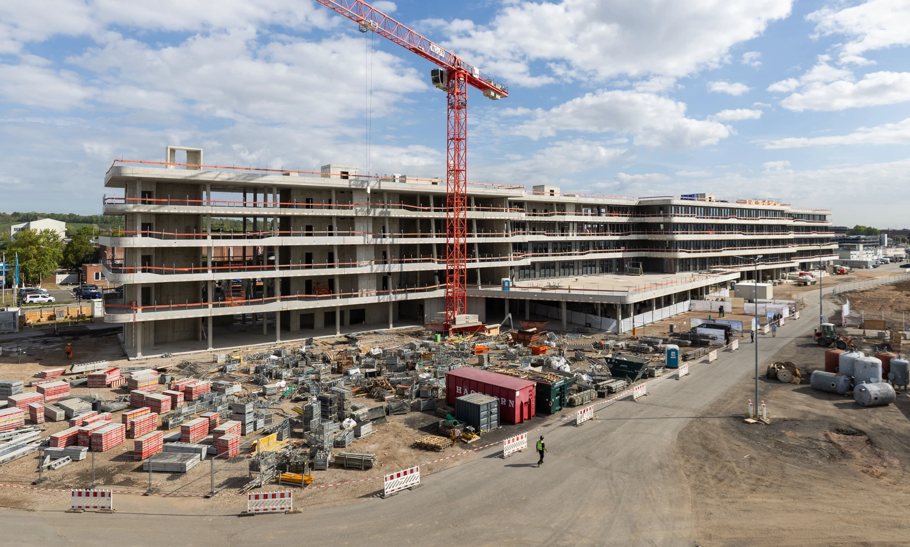 Blick auf den Rohbau des Verwaltungsgebäudes auf der Baustelle des „grEEn-campus“. Fotografiert am 02.09.26 in Rüsselsheim.