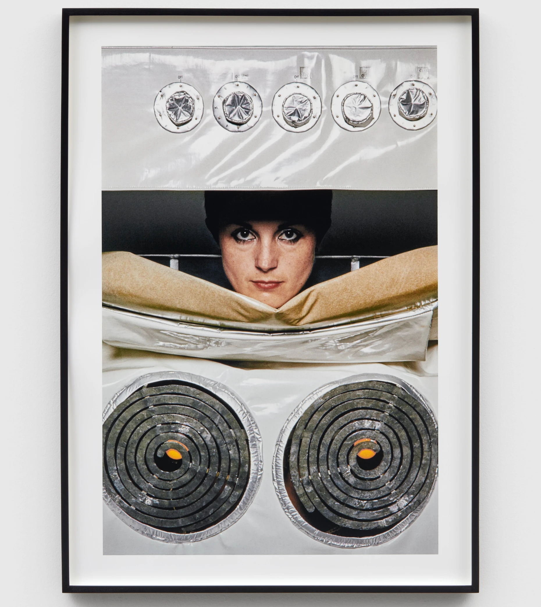 Schalt mich ein, und schalt mich aus: Helen Chadwick inszenierte sich 1977 als Gerätefrau „In the Kitchen“.