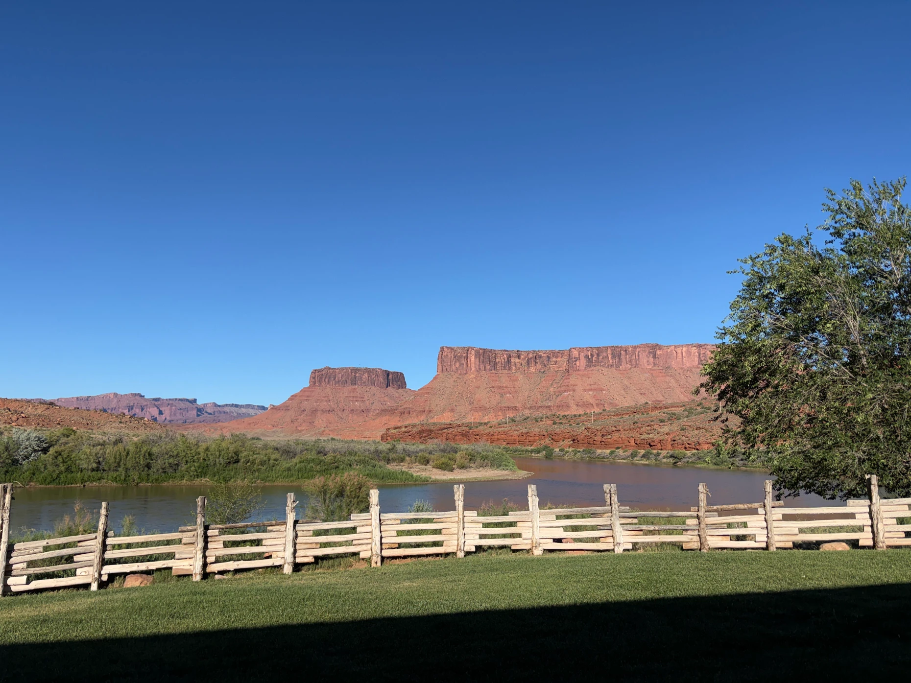 Ist den Aufpreis wert: der Blick von der Red Cliffs Lodge