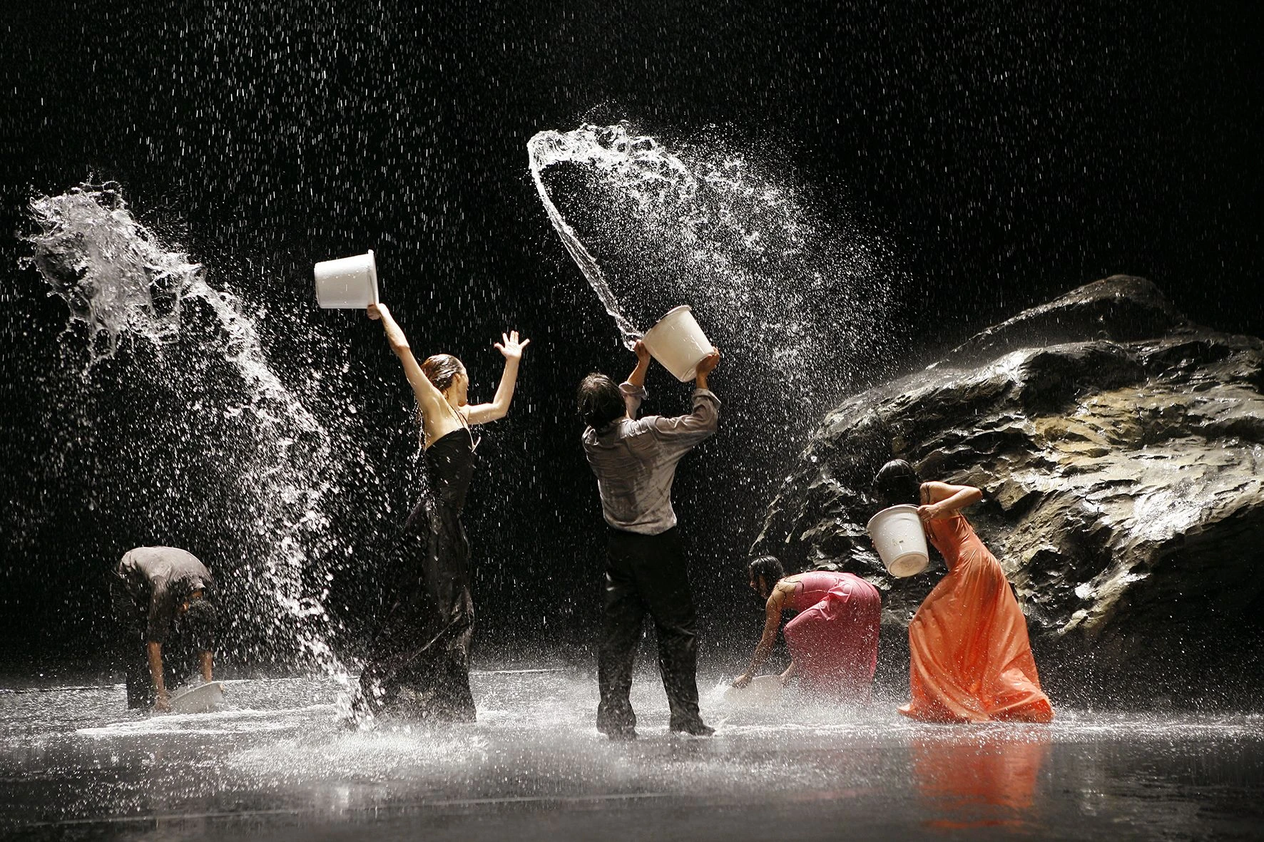 Aufführung des Pina-Bausch-Stücks „Vollmond” in Wuppertal 2006