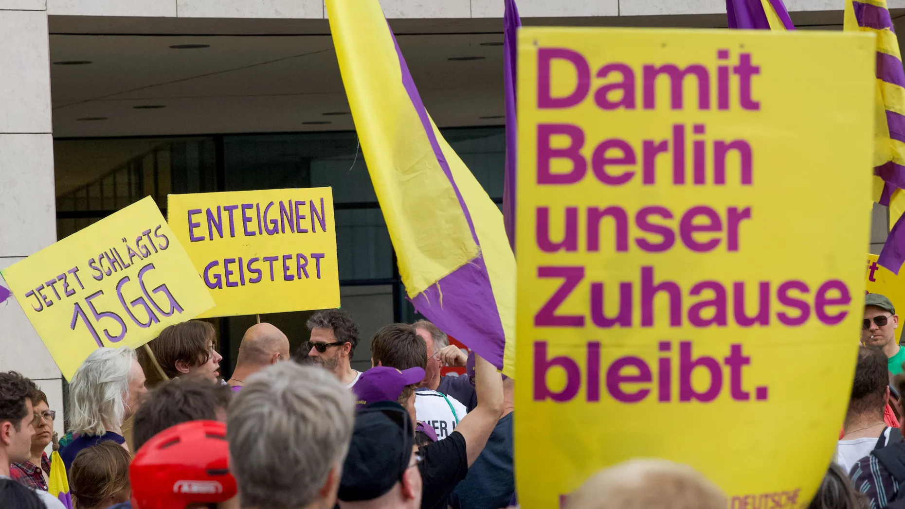 Teilnehmer einer Demonstration der Initiative Deutsche Wohnen Enteignen protestieren vor dem Willy-Brandt-Haus in Berlin.