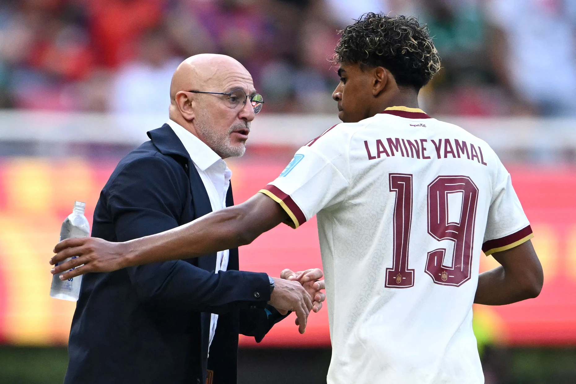 Spanisches Strategiespiel: Luis de la Fuente sucht den sachlichen Austausch mit Lamine Yamal.