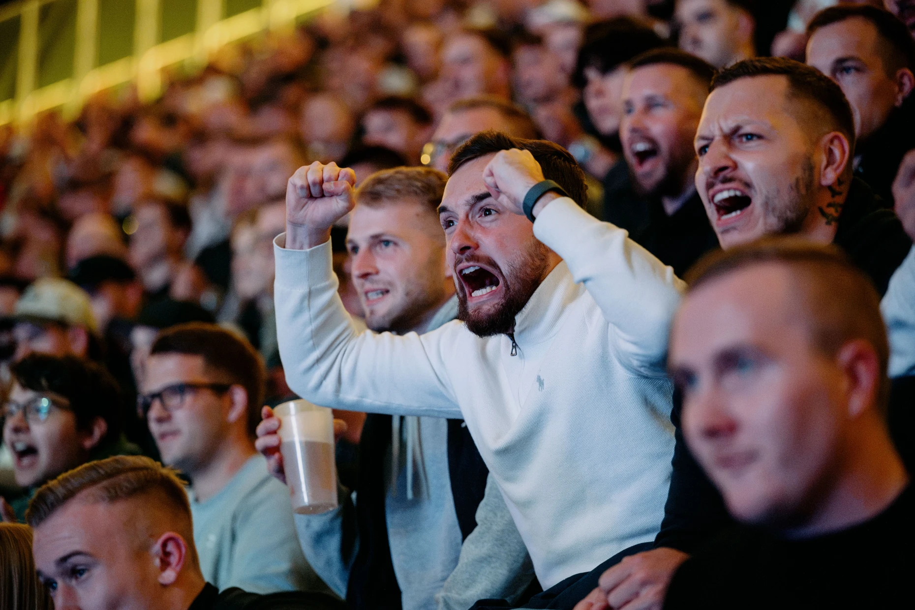 Ganz im Moment: Auf den Rängen des Waldstadion wird gebrüllt, gezittert und gejubelt.