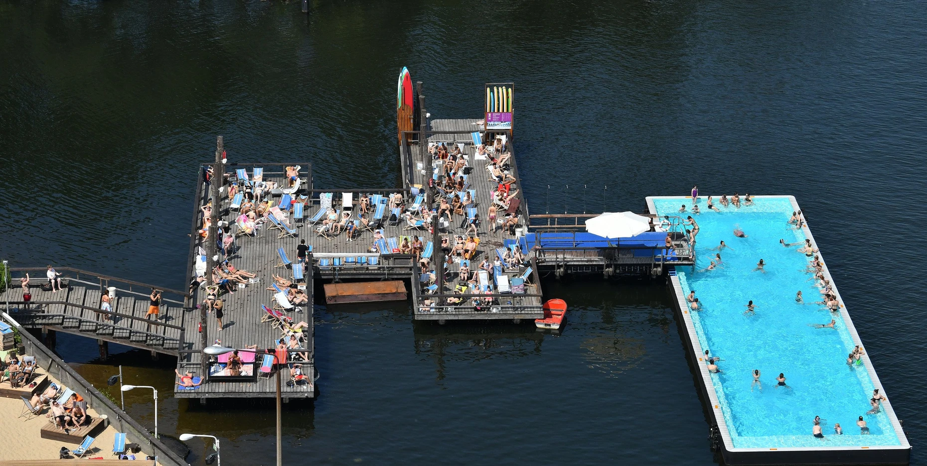 Erfrischungsstation: Das Badeschiff auf der Spree, das allerdings gefiltertes Wasser verwendet, ist nicht nur bei Berlinern bekannt und beliebt.