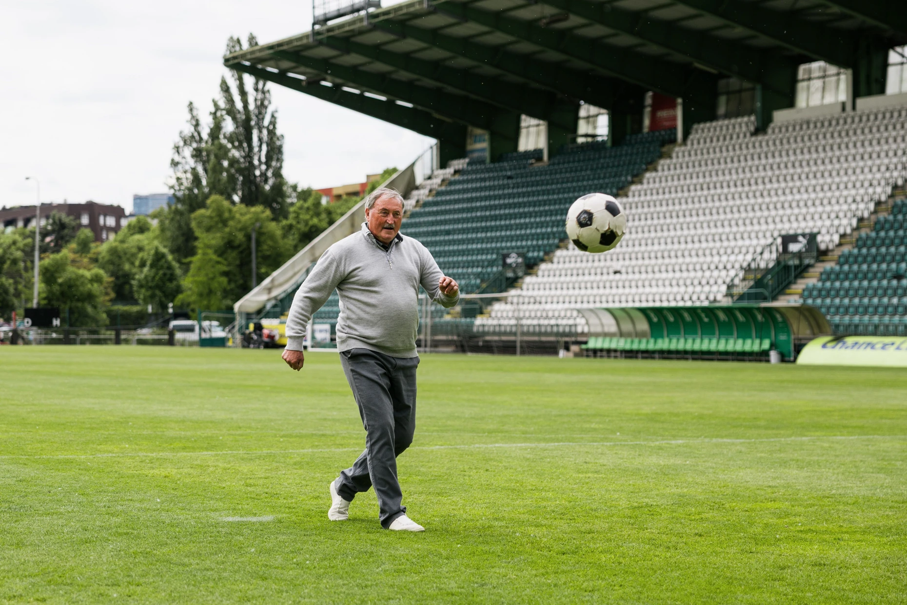 Beim dritten Versuch sitzt es: Auch mit 77 Jahren hat Panenka seinen Elfmeter nicht verlernt.