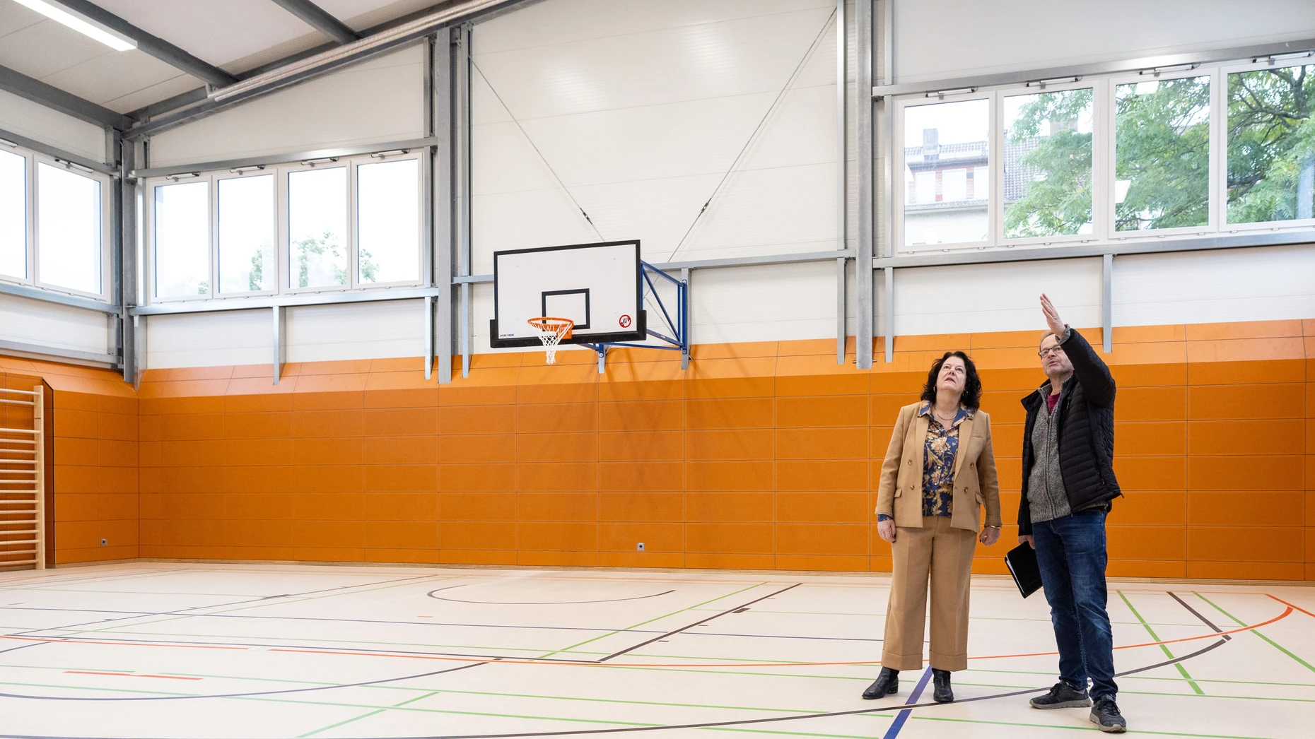 Für die Zukunft: Bildungsdezernentin Sylvia Weber (SPD, links) und Architekt Bernhard Maßlich in der neuen temporären Sporthalle der Gruneliusschule. Sie wurde in Modulbauweise errichtet.