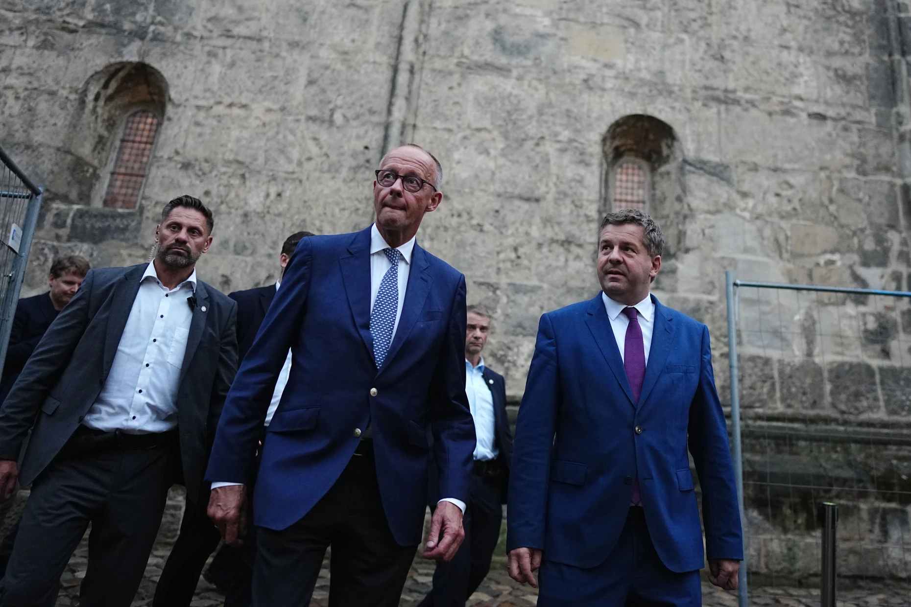 Gemeinsam mit Ministerpräsident Sven Schulze besucht Merz eine Kirche in Quedlinburg