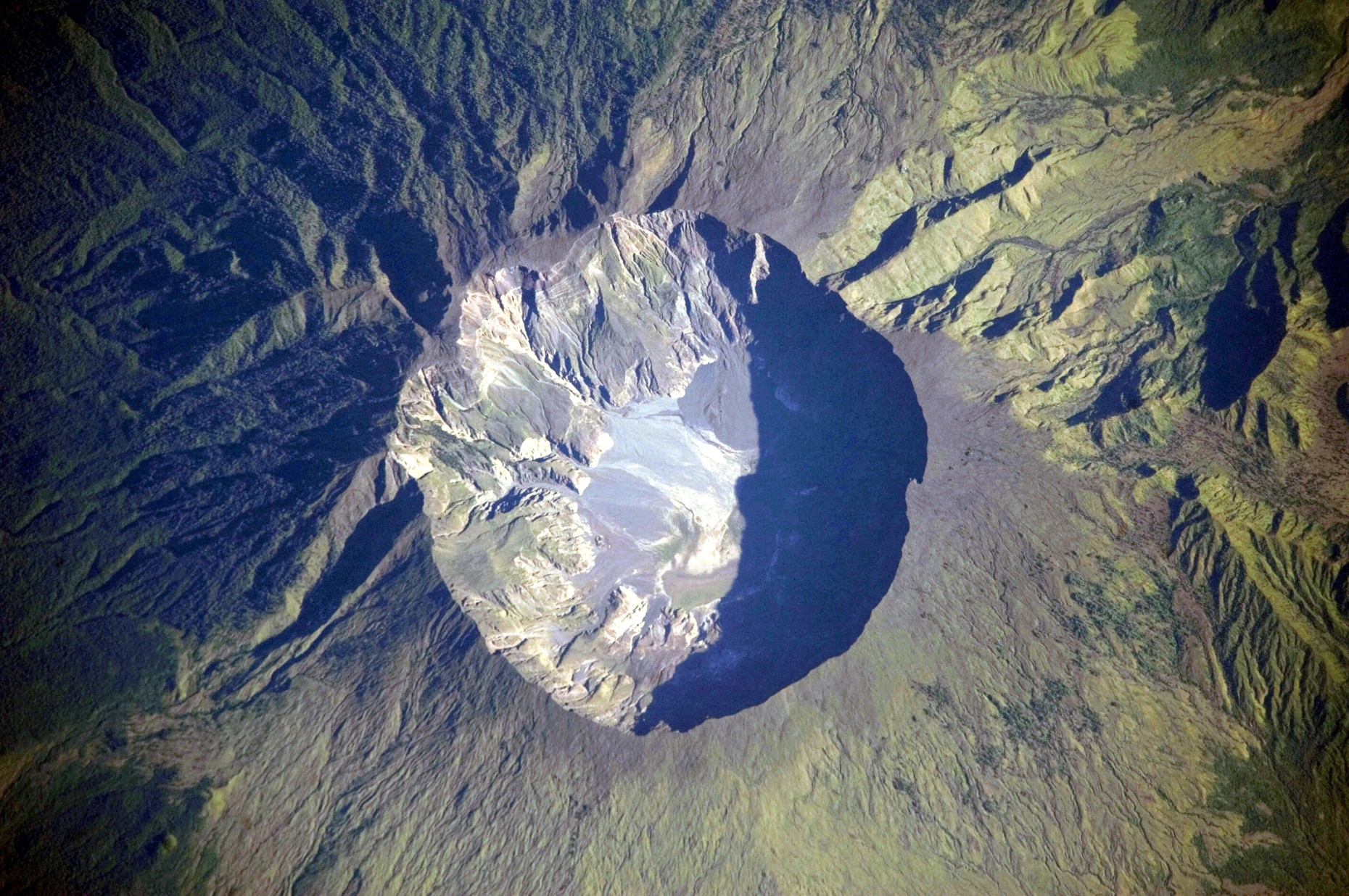Mit den globalen Folgen des Ausbruchs des Vulkans Tambora im heutigen Indonesien am 10. April 1815 beschäftigt sich Wolfgang Behringers 2015 bei C. H. Beck erschienenes Buch „Tambora und das Jahr ohne Sommer. Wie ein Vulkan die Welt in die Krise stürzte“.