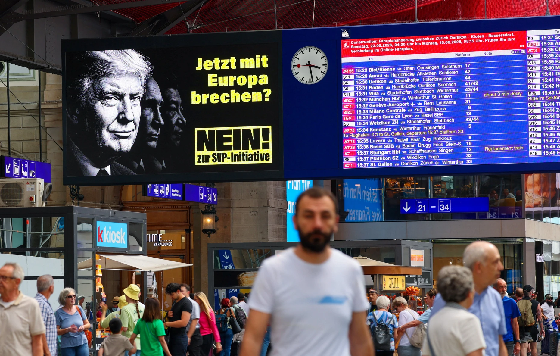 Am Hauptbahnhof in Zürich werben Gegner der Volksinitiative für die Ablehnung des von der SVP eingebrachten Vorschlags.