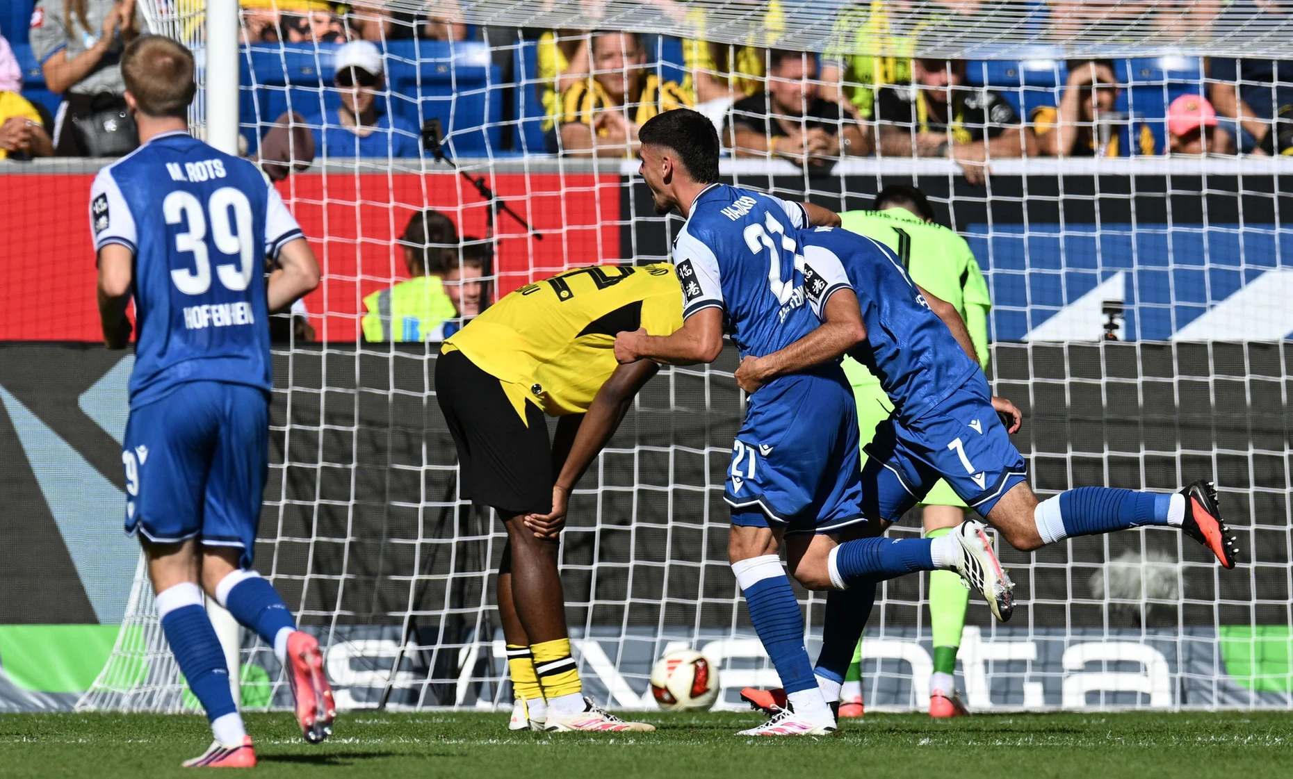 Hoffenheims Leon Avdullahu (Nummer sieben) feiert mit Albian Hajdari seinen Treffer zum zwischenzeitlichen 1:0 gegen den BVB.