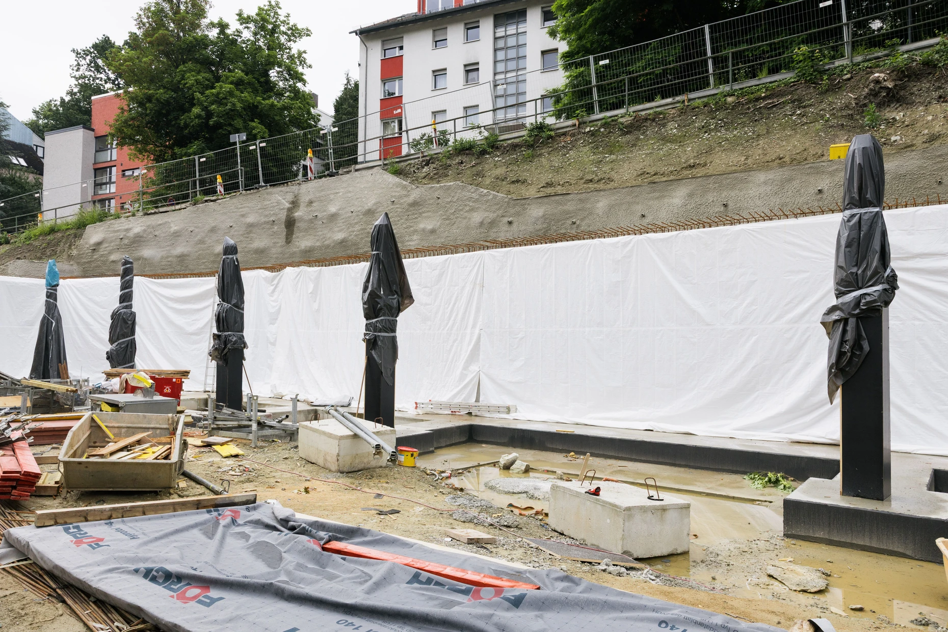 Bald eine Fahrradgarage: In dem Steilhang, der mit einer Stützmauer gesichert wird, sollen nach den Bauarbeiten am Kronberger Bahnhof 100 Räder parken können.