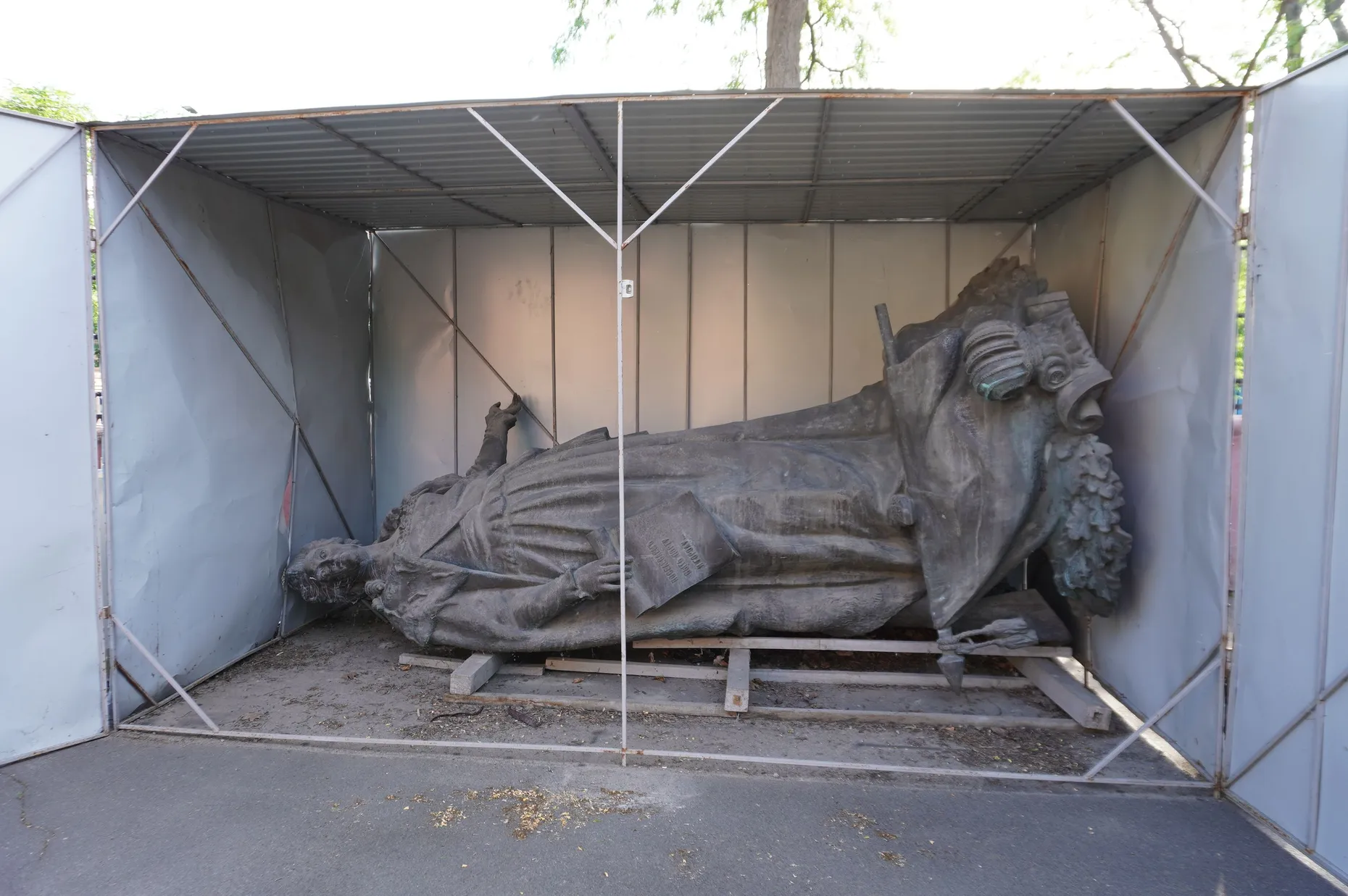 Die demontierte Statue Katharina der Großen, die nun in einem Container vor dem Kunstmuseum aufbewahrt wird
