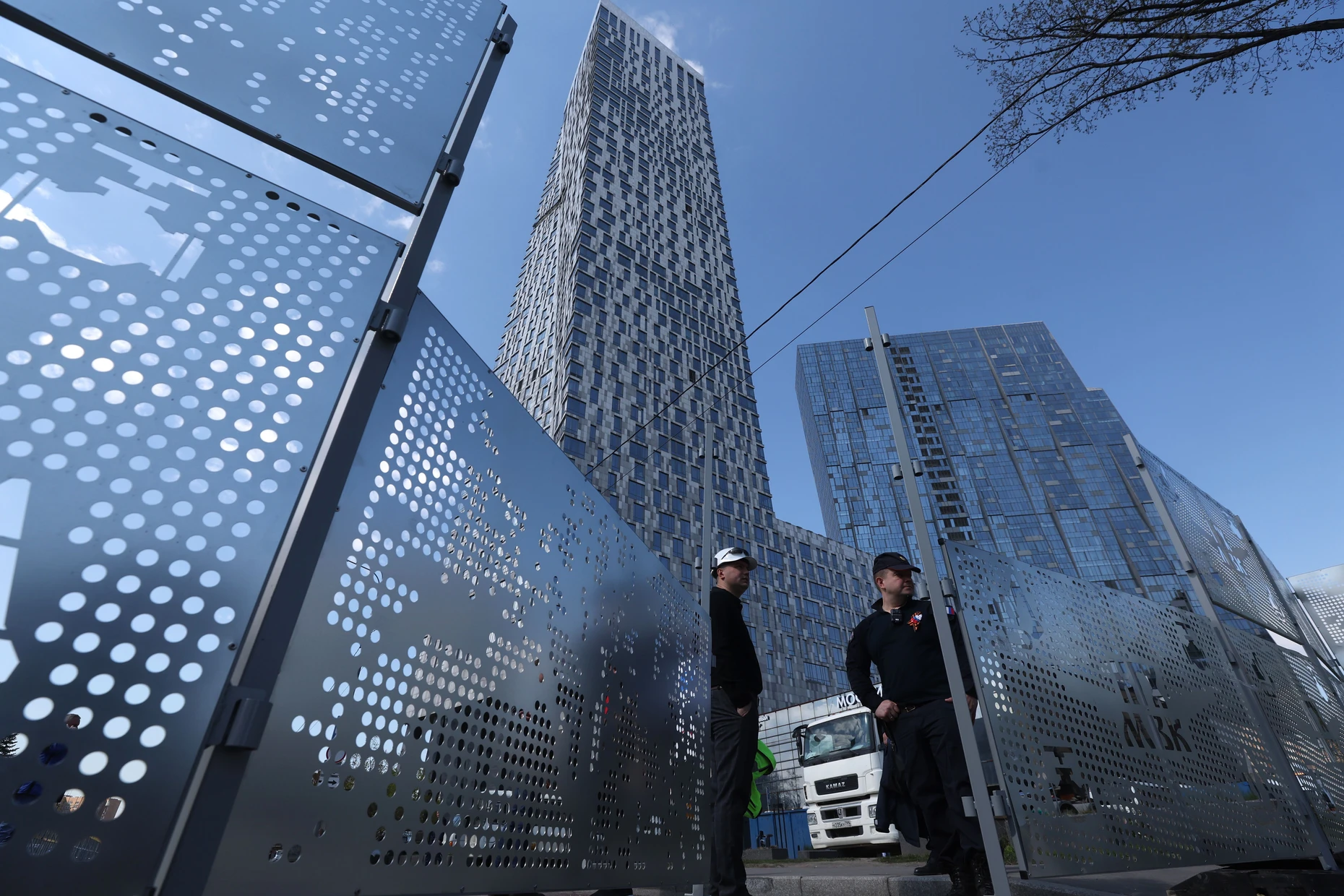 Nach einem ukrainischen Drohnenangriff: beschädigtes Wohnhochhaus in Moskau