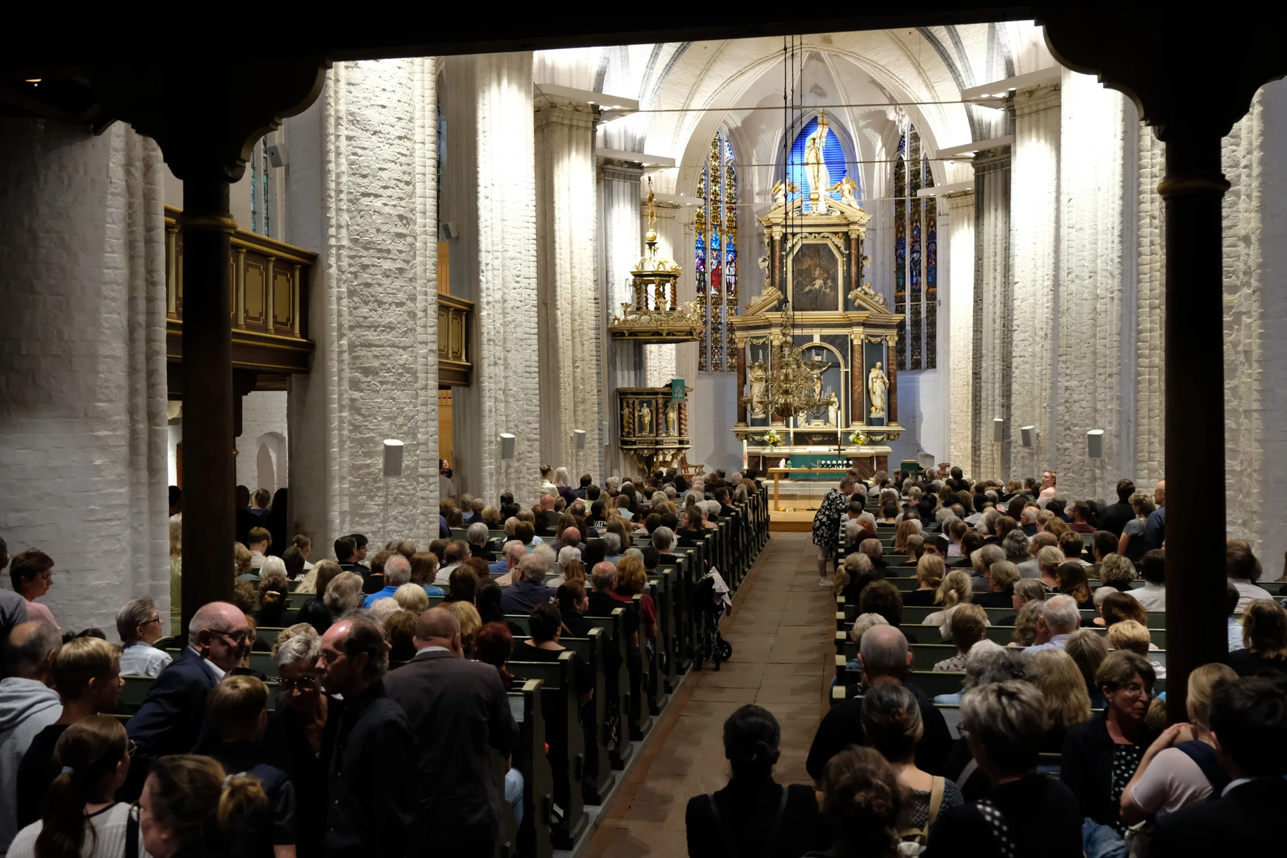 Sie gedenken der Opfer: Zu dem Gottesdienst in die St.-Wilhadi-Kirche kamen am Dienstagabend Hunderte Menschen.