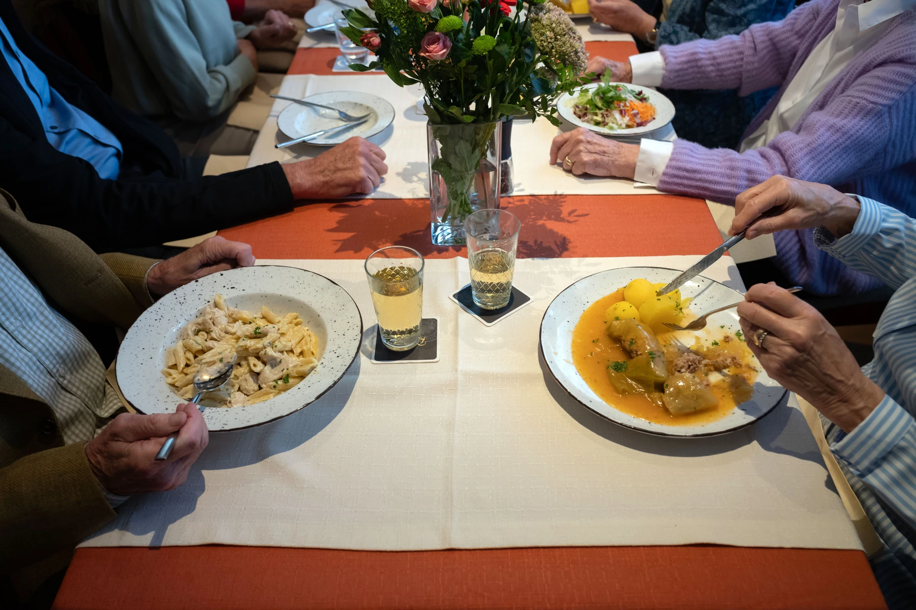 Krautwickel oder Penne: Beim Essen geht es um Krankheiten und Kindheitserinnerungen, Bücher und Politik, Enkel und Urenkel.
