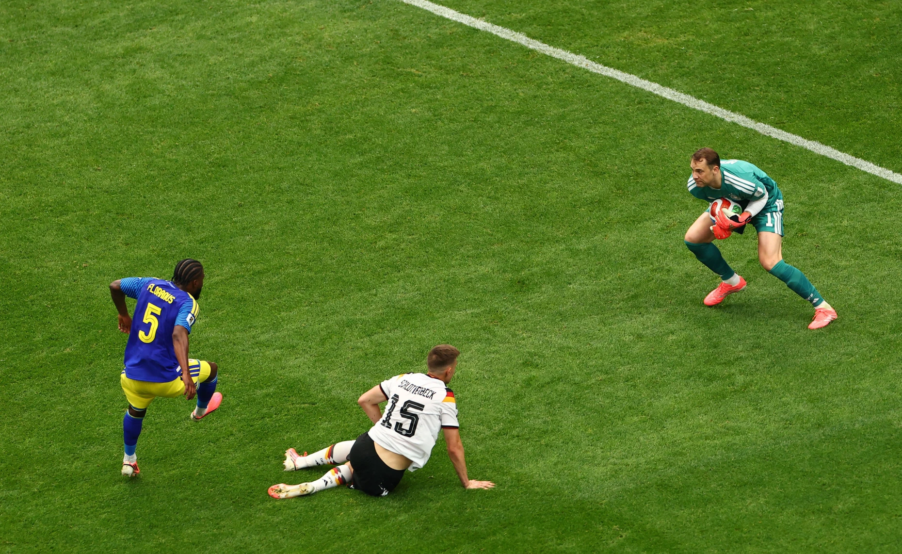 Fast alles im Griff: Manuel Neuer (rechts) im deutschen Tor