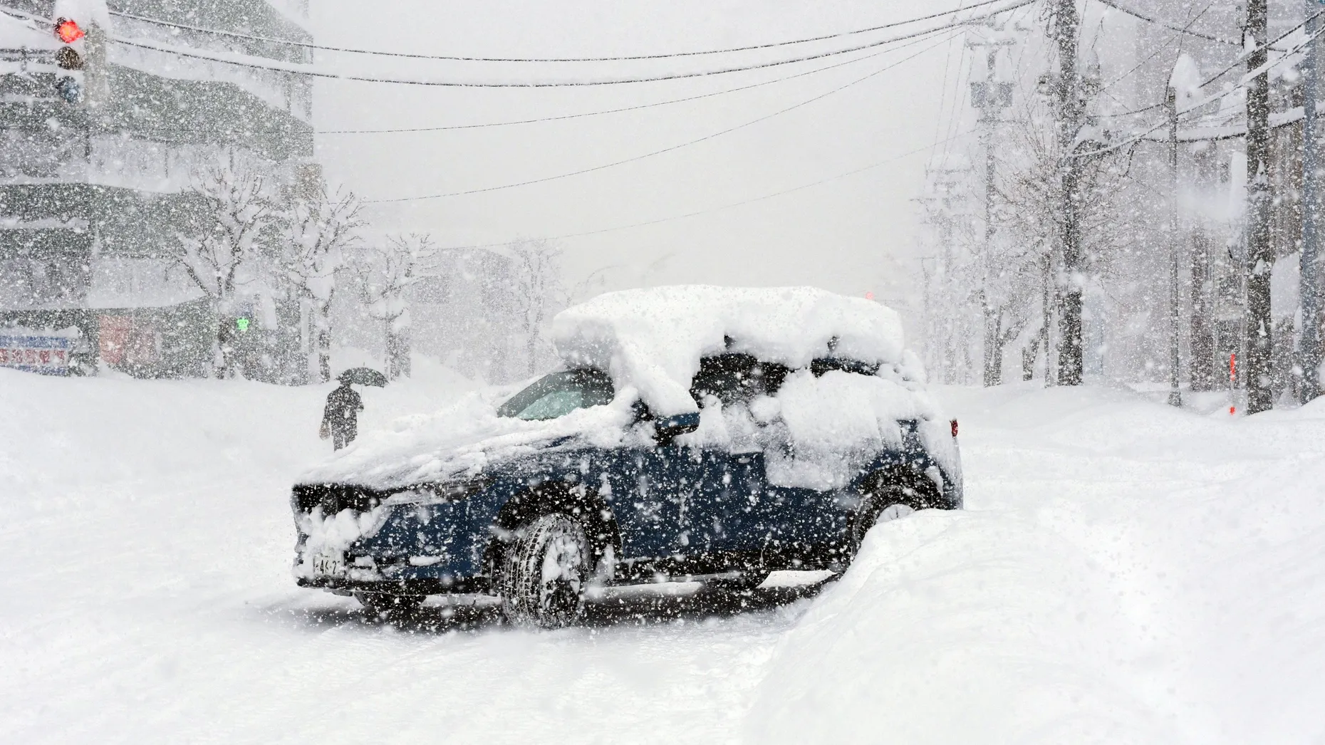 Ein schneebedecktes Auto nach starkem Schneefall in Obihiro, Hokkaido.