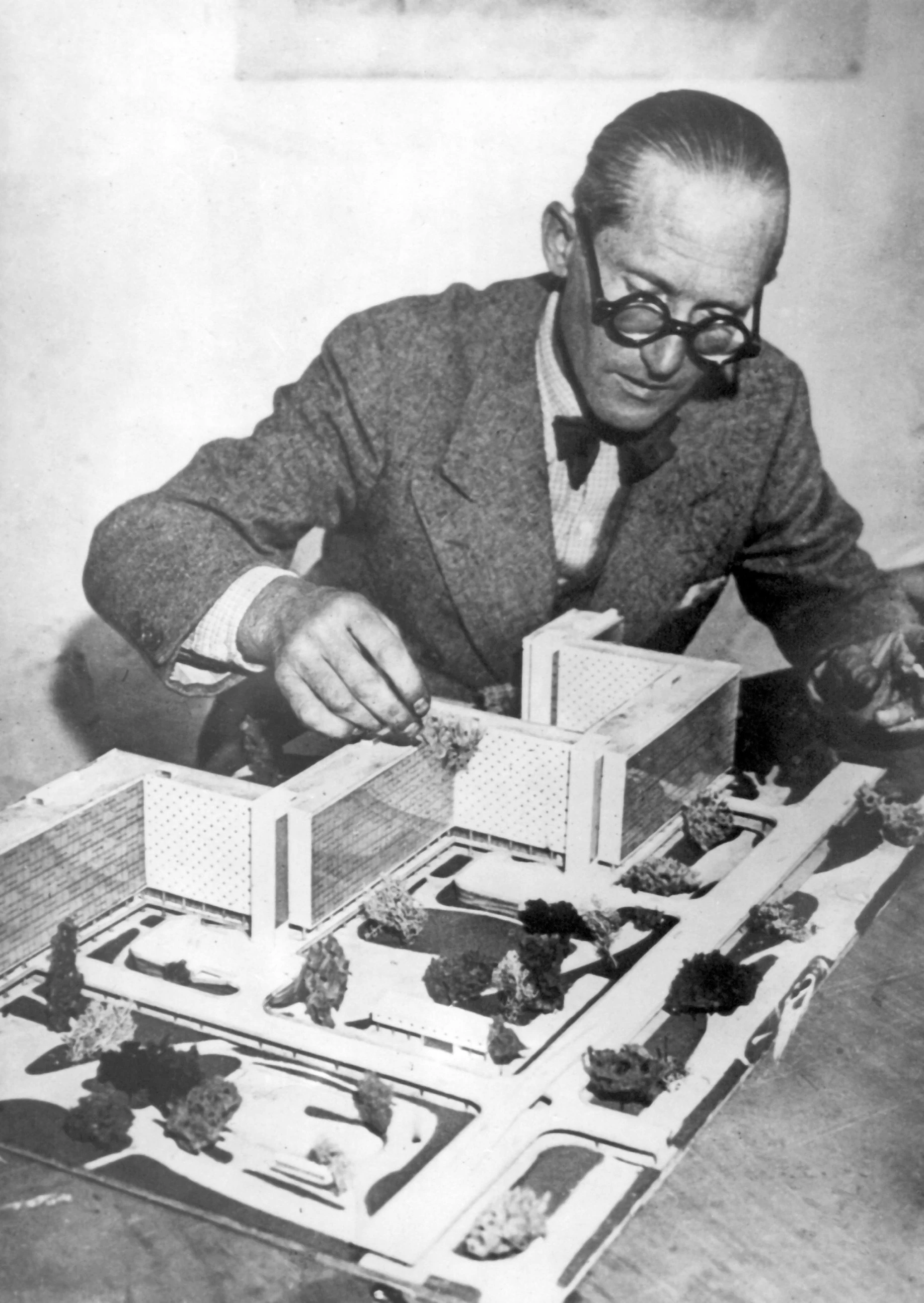  Le Corbusier im Jahr 1952 mit dem Modell der Unité d'Habitation - der strahlenden Stadt - in Marseille. Die futuristische Wohnmaschine für mehr als 1500 Personen ist wohl sein bekanntestes sowie meist diskutiertes Projekt.