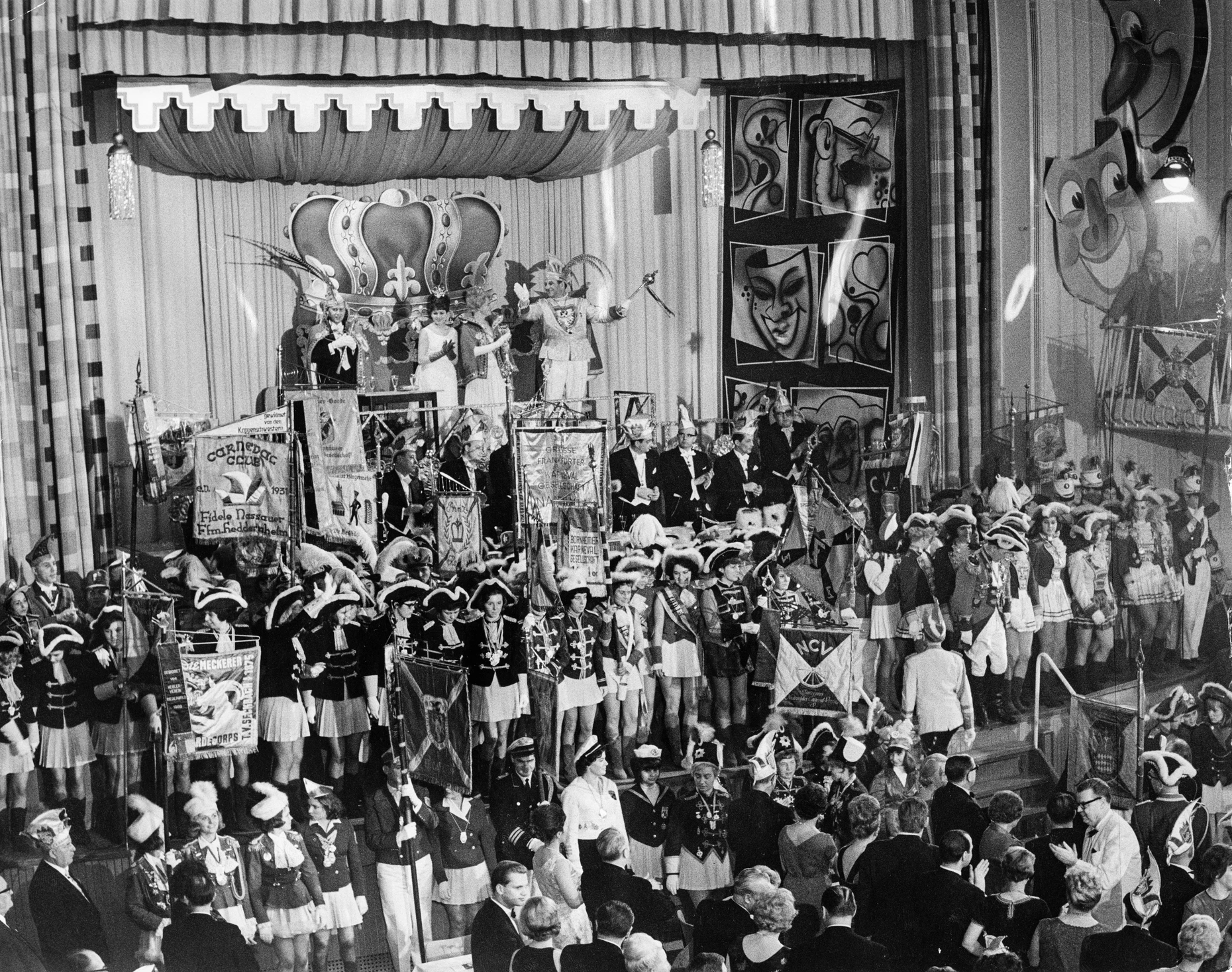 Hoch – höher – Inthronisierungsfeier. Fastnachtssitzung des Großen Rates am 17. Januar 1964. Der zweite und laut Zeitungsbericht  humorvollere Teil der viereinhalb Stunden langen Fastnachtssitzung wurde sogar für das Fernsehen aufgezeichnet.