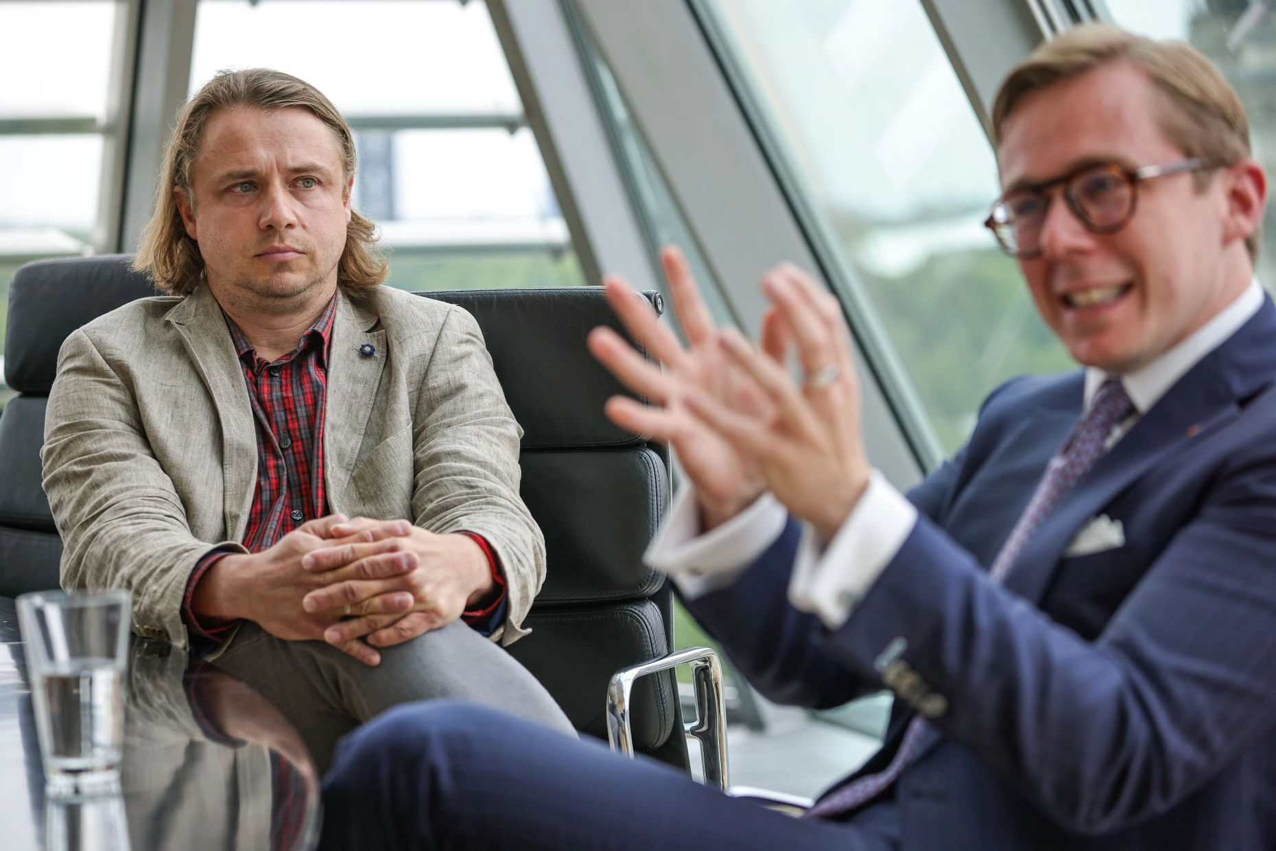 Der CDU-Politiker Philipp Amthor (rechts) und der Politikwissenschaftler Christian Stecker diskutieren über den Umgang mit der AfD.
