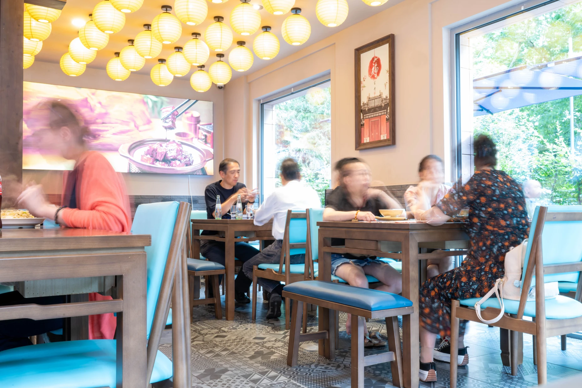 Funktional: Der Gastraum des Restaurants kommt ohne viel Schmuck und Schnörkel aus.