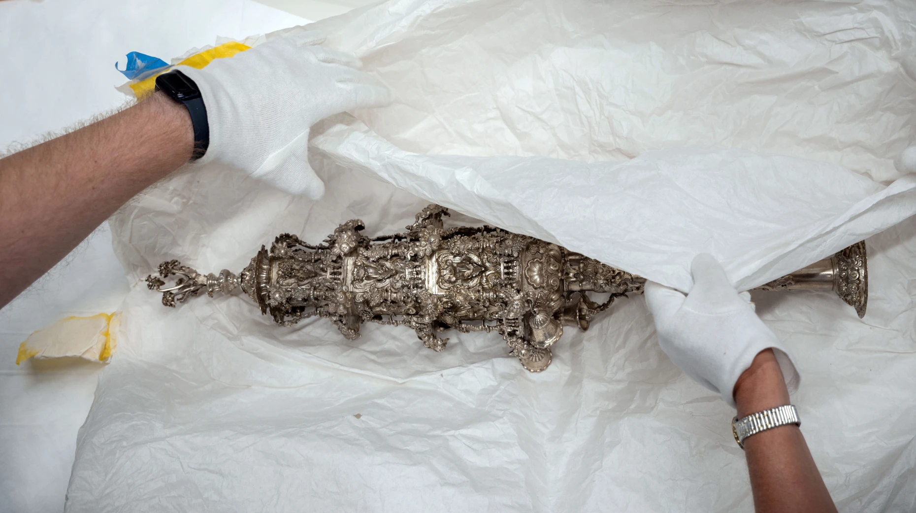 „Nummer elf“: Im 17. Jahrhundert wurde der silberne Thora-Aufsatz in Venedig angefertigt, der zu den besonderen Stücken aus Cymbalistas Sammlung zählt.