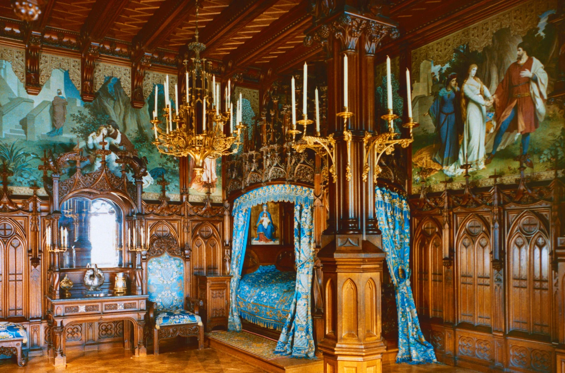 Das Schlafzimmer des Königs ist einer gotischen Kathedrale nachempfunden.