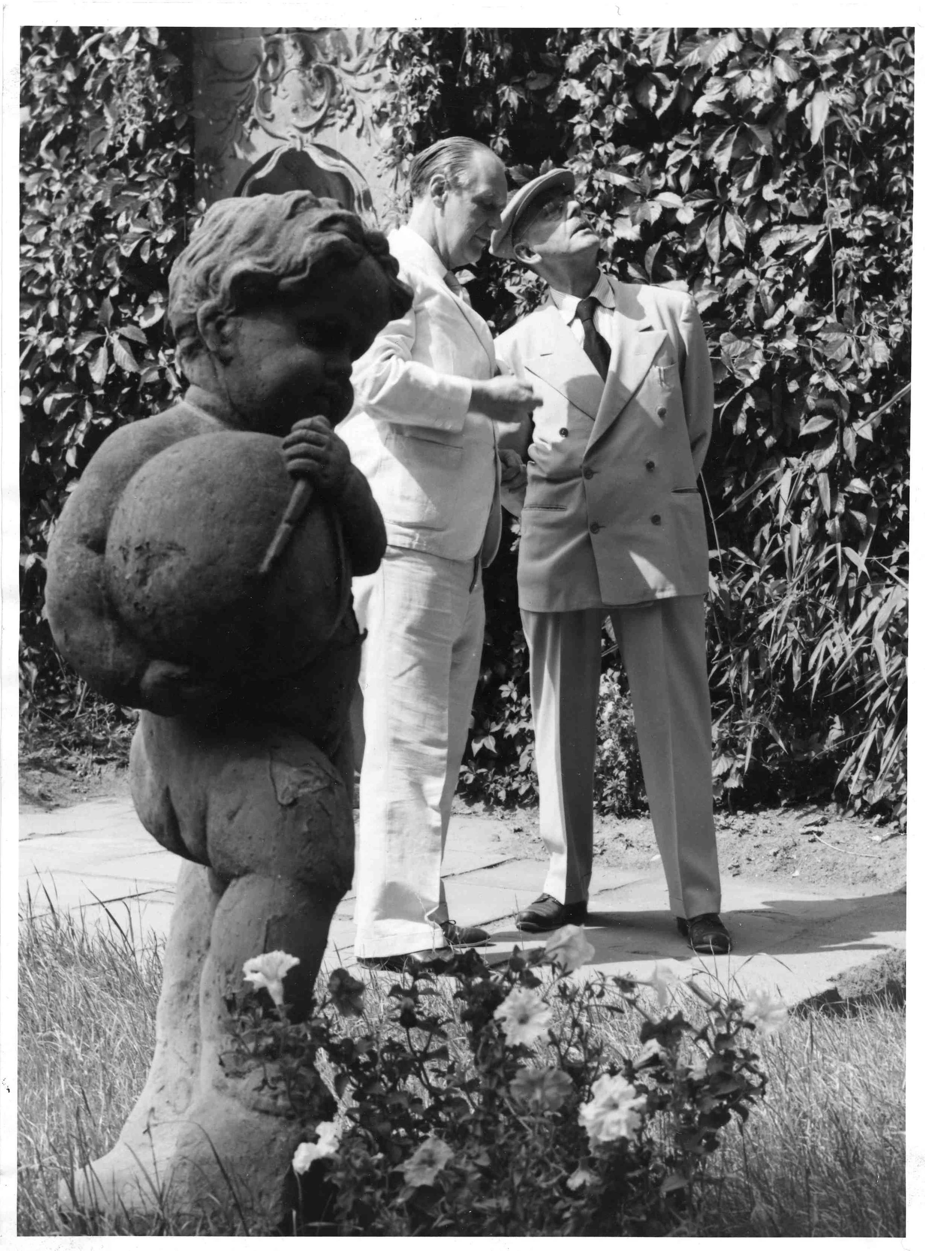 Besuch bei Goethe: Thomas Mann am 26. Juli 1949 mit Direktor Ernst Beutler im Garten des Frankfurter Goethehauses