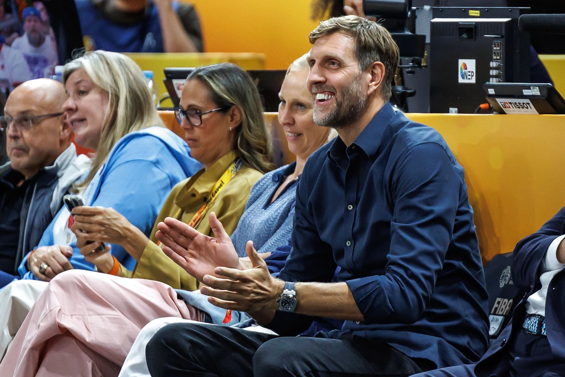 Begeisterter Zuschauer: Die deutsche Basketball-Legende Dirk Nowitzki hat auch Spaß am Spiel.