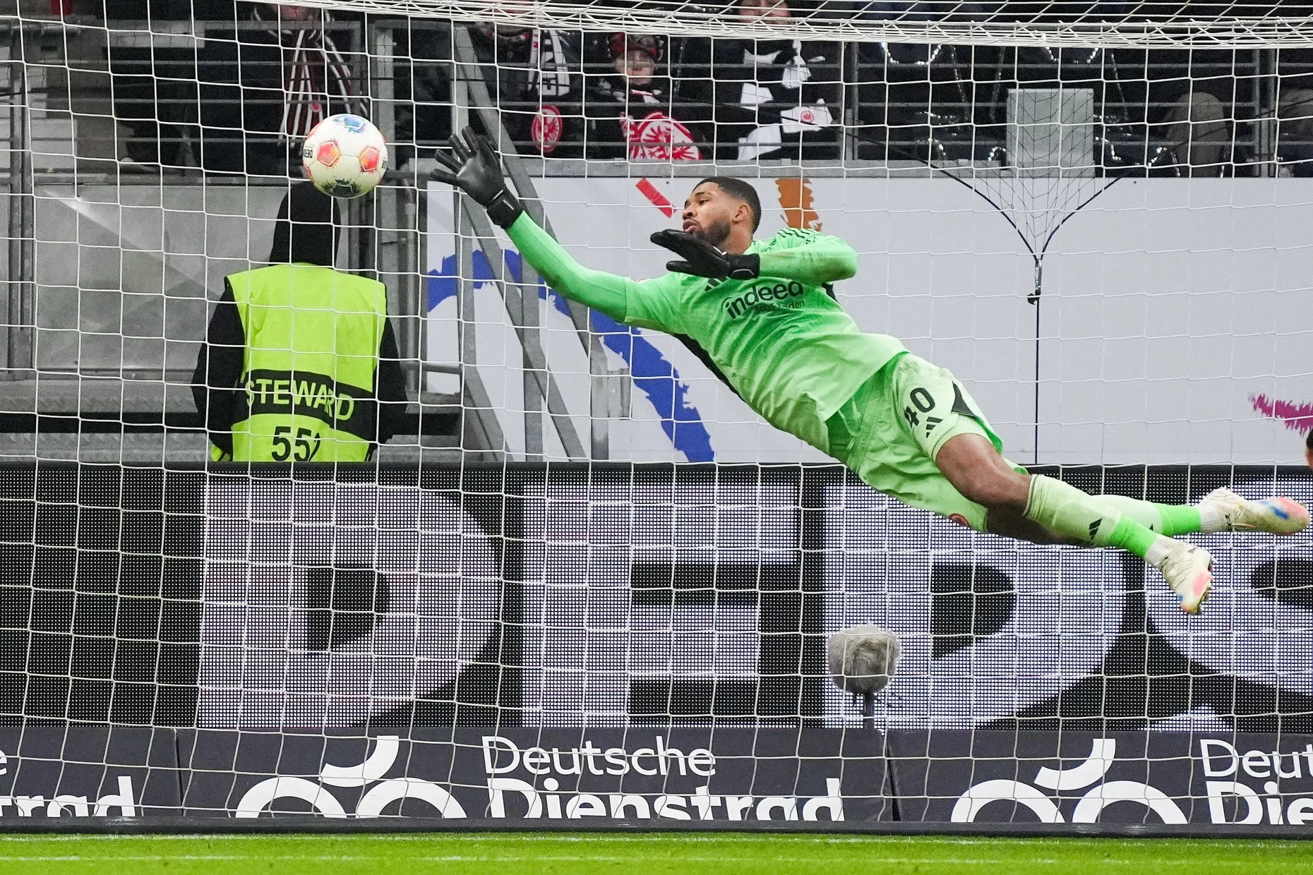 Kauã Santos bewirbt sich bei Trainer Adi Hütter um die Position des Stammtorhüters.