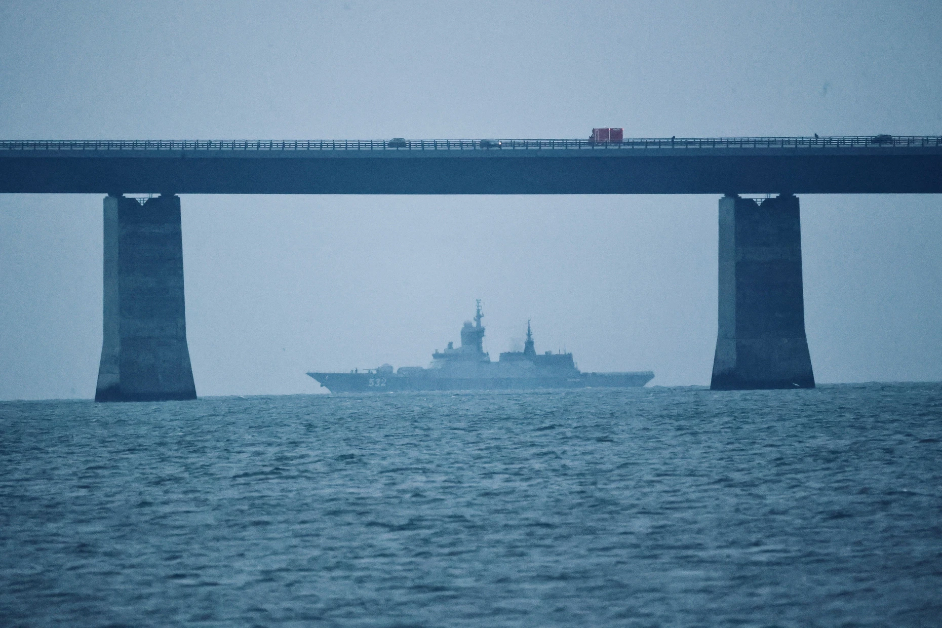 Hier müssen die Schattentanker durch: Die russische Korvette Bojkij an der Brücke über den Großen Belt zwischen den dänischen Inseln Seeland und Fünen.