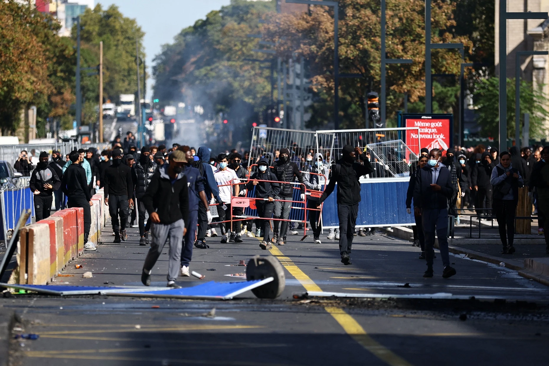 Vermummte Demonstranten in Paris