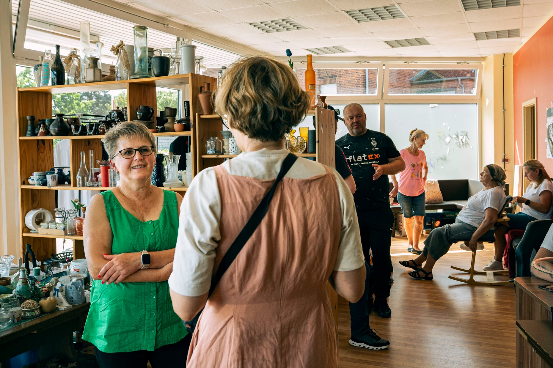 Tatjana Pfennig (links) und ihre Kollegen im Freiwilligenzentrum Oebisfelde, einem Umsonst-Laden für Bedürftige.