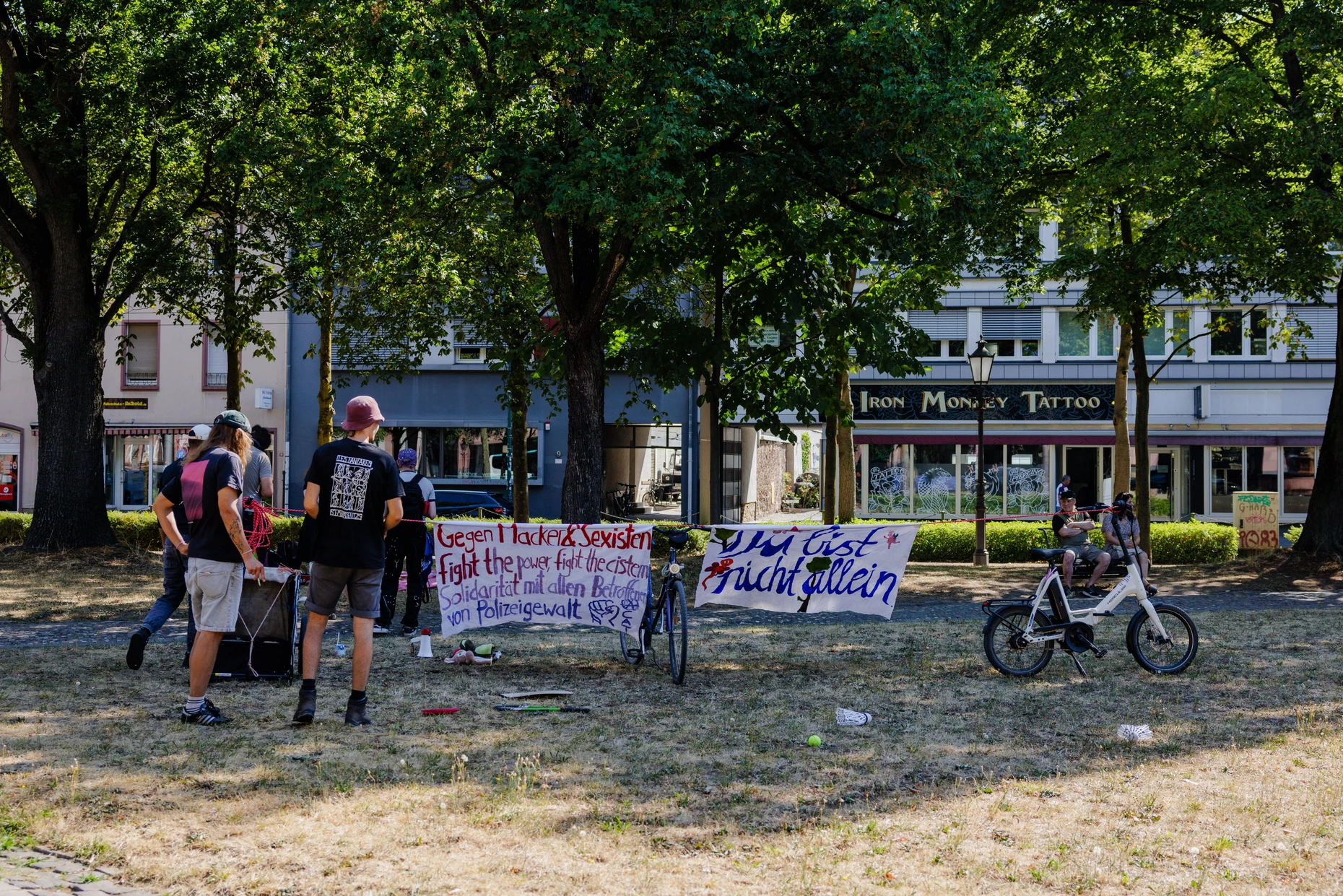 Rund ein Dutzend Aktivisten haben sich am Mittwochmorgen gegenüber dem Darmstädter Amtsgericht eingefunden, um sich mit der Angeklagten zu solidarisieren.