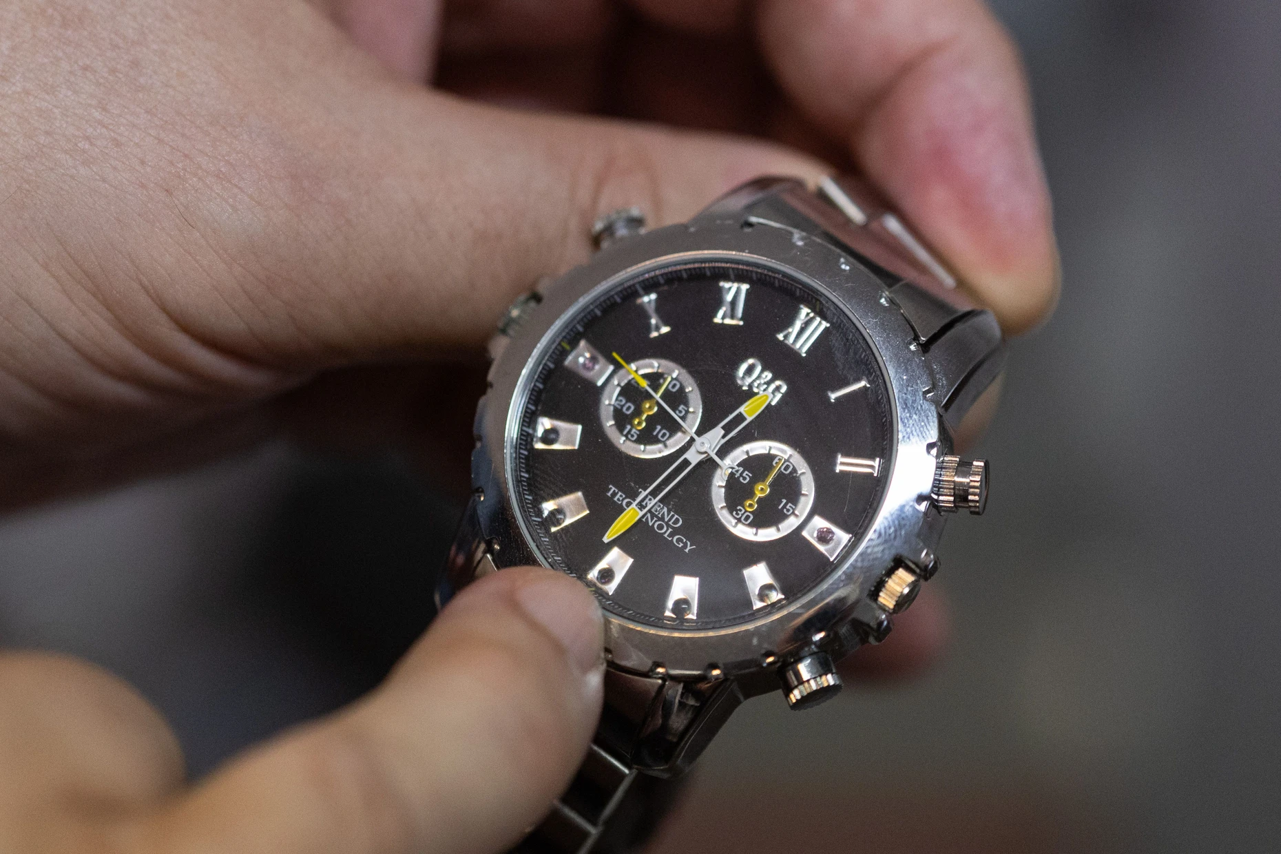 In dieser Uhr ist eine Kamera versteckt – in der Ziffer sechs. Mittlerweile wird die Uhr von der Detektei aber nicht mehr genutzt.