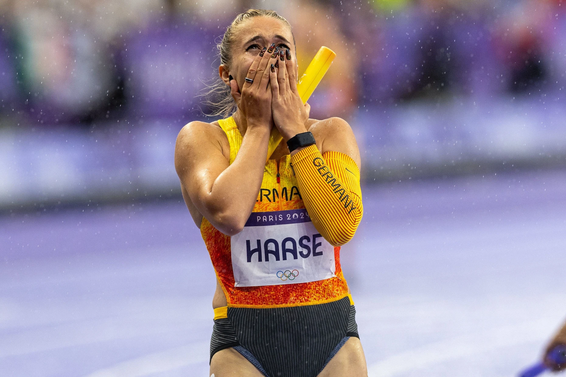 Ungläubige Freude: Rebekka Haase, 2024 bei den Olympischen Spielen in Paris, nach dem Erreichen des dritten Platzes mit der Staffel