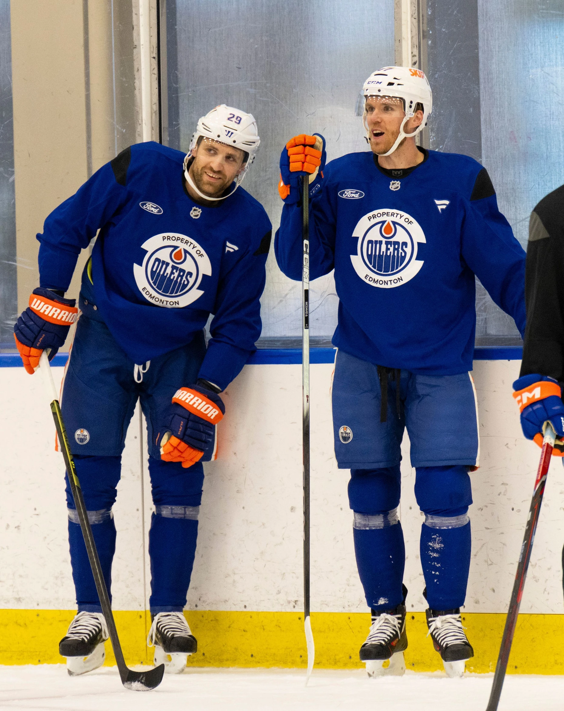 Connor McDavid (r.) und Leon Draisaitl wollen mit den Oilers in diesem Jahr endlich den Stanley-Cup gewinnen.