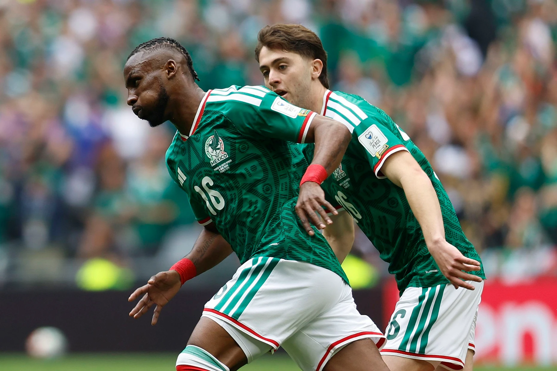 Das erste Tor der WM: Quinones (links) jubelt über das 1:0.