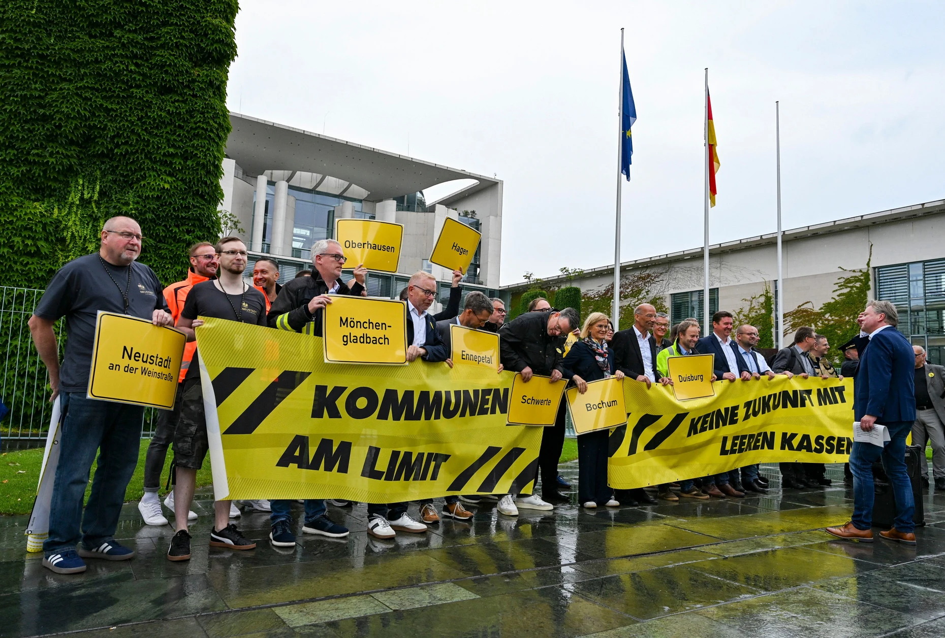 Die Vertreter der Kommunen am Dienstag vor dem Kanzleramt