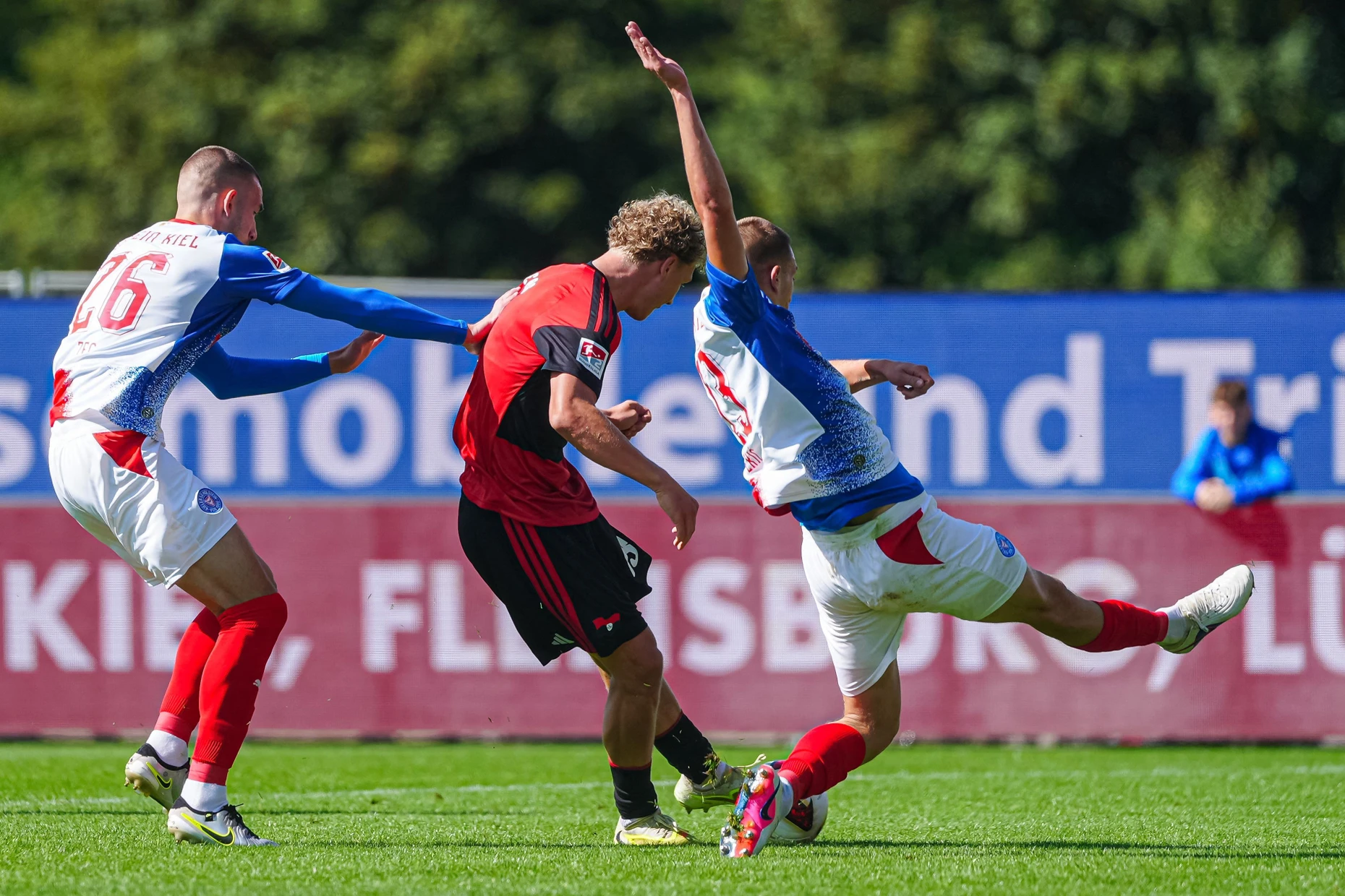 Nürnbergs Piet Scobel (Mitte) erzielt das Tor zum 2:2-Endstand in Kiel.