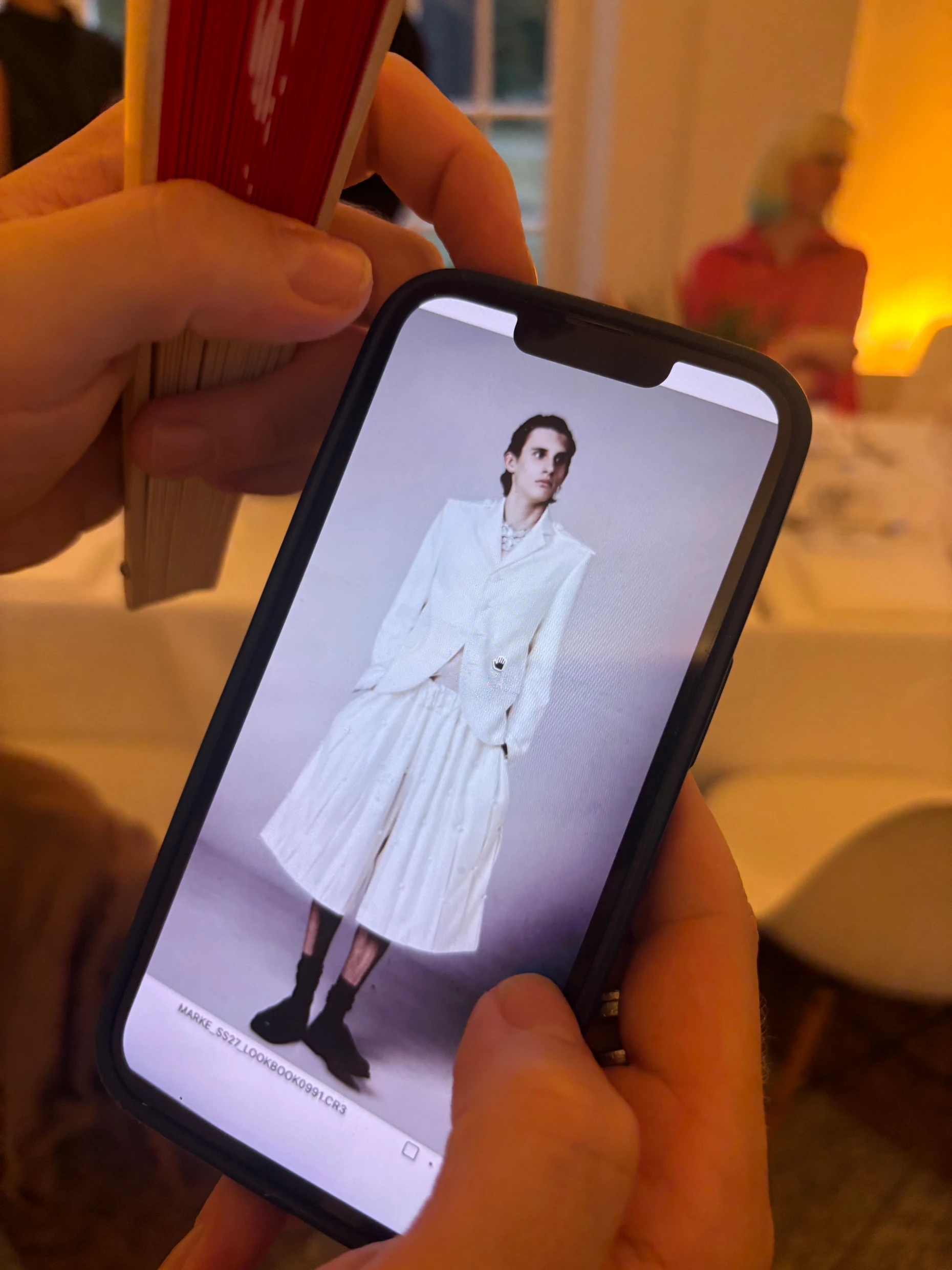 Ein Entwurf seines Labels Marke: Designer Mario Keine zeigt ihn uns vorab beim Eröffnungsdinner des Fashion Council Germany auf dem Handy.