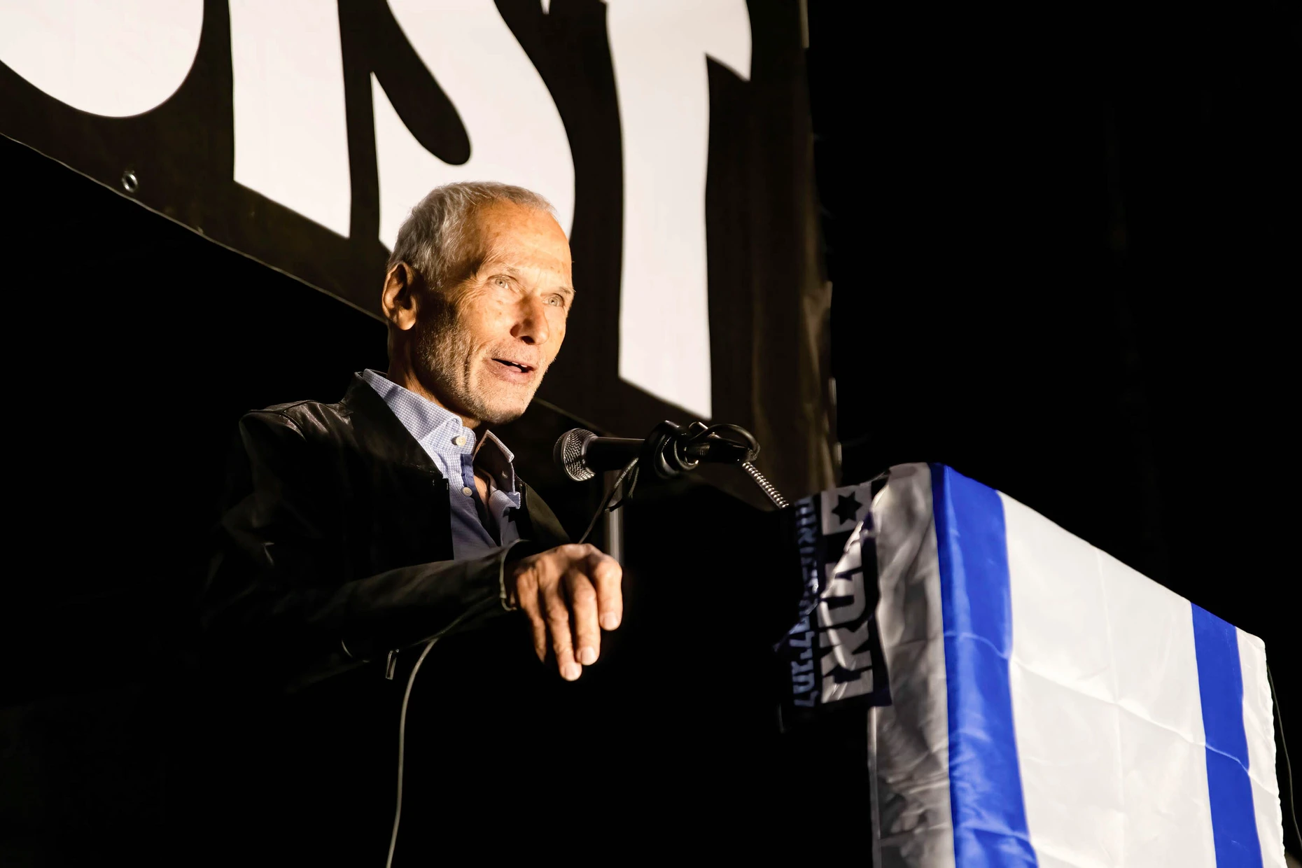 Omer Bar-Lev, ein ehemaliger israelischer Minister, hält im April 2023 eine Rede bei einer Demonstration.