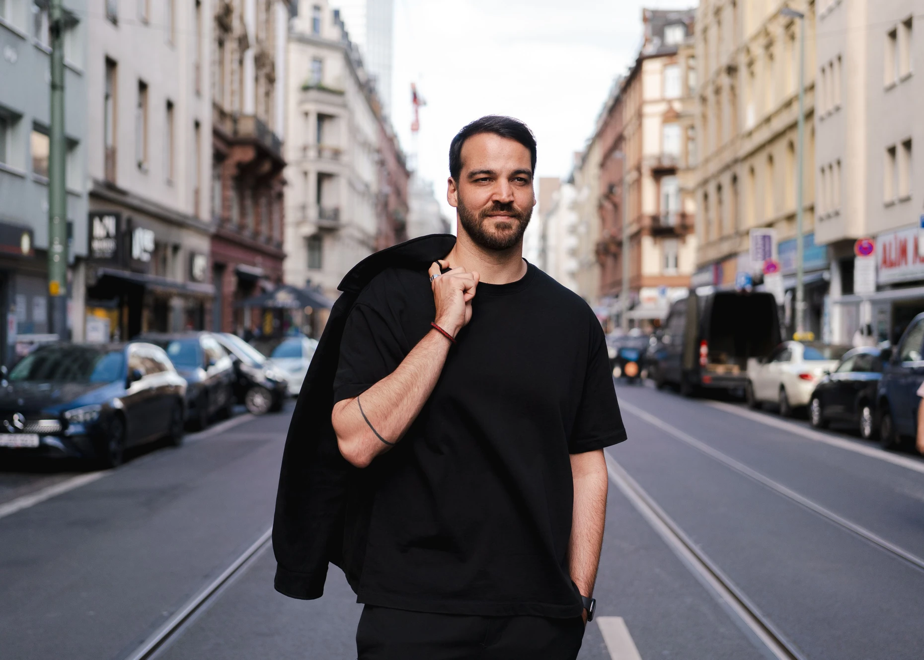 Batuhan Ergün schreibt in der Kolumne „Durch die Nacht“ regelmäßig über Beobachtungen und Besonderheiten aus dem Frankfurter Nachtleben. Auf seinem Instagram-Account „nightlifeinfrankfurt“ spricht er mit Vertretern der Szene und der Politik über Themen, die Frankfurt nachts bewegen.