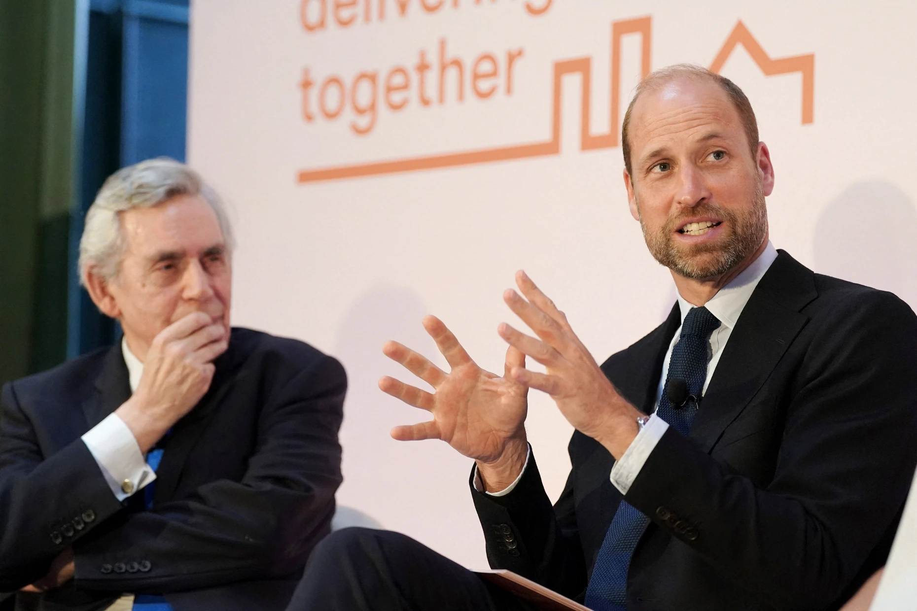 Dass ein Rechtsstaat zur Stabilisierung mindestens fünfhundert Jahre braucht, ist ein Argument für die Beibehaltung der Monarchie: Der frühere britische Premierminister Gordon Brown trat am 1. Juli 2025 in Sheffield gemeinsam mit dem Prinzen von Wales auf.