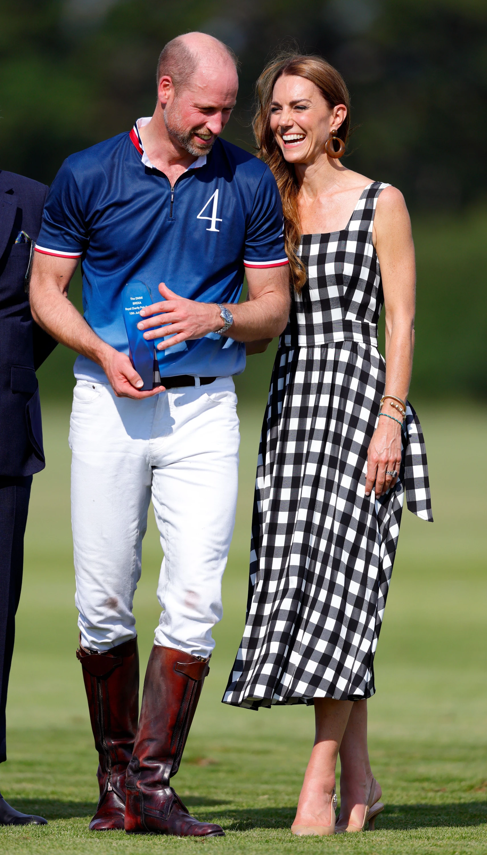 Wirkt ganz anders: Wenn schon die Ärmel fehlen, muss wenigstens ein Ausschnitt dazukommen. Denn dann sieht man Schultern und Dekolleté. So macht man bella figura wie Prinzessin Catherine, die im Juli beim Royal Charity Polo Cup mit ihrem Mann Prinz William plaudert.