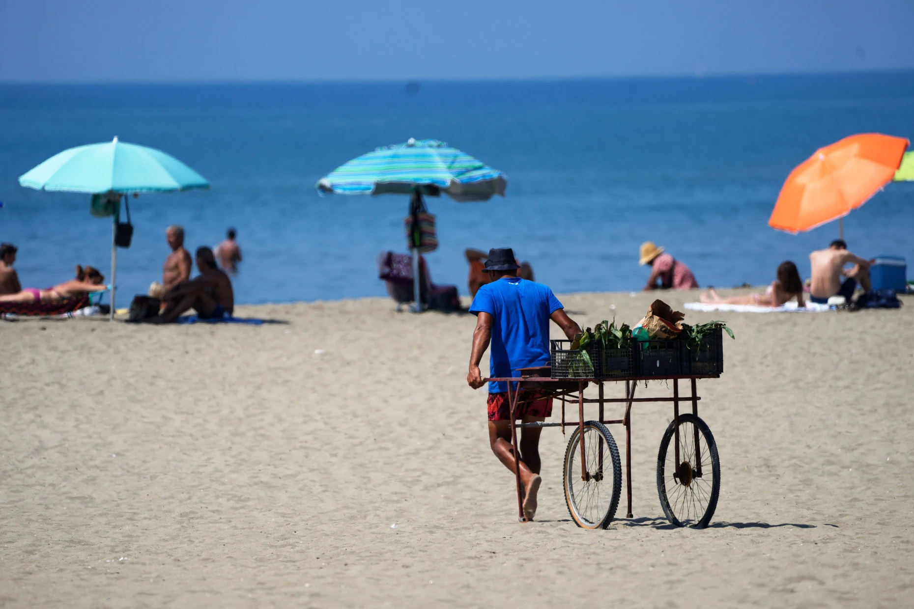 Ostia: Ein Verkäufer an einem Strand in der Nähe von Rom