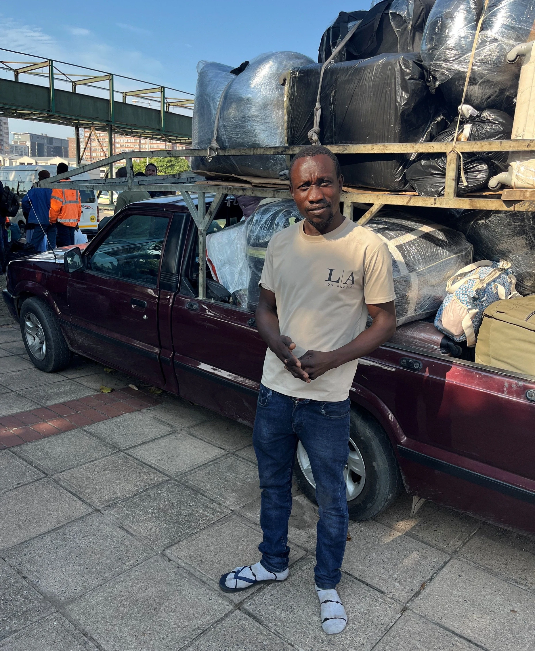 Nigel wartet seit Tagen mit seiner Familie auf eine Transportmöglichkeit nach Simbabwe.