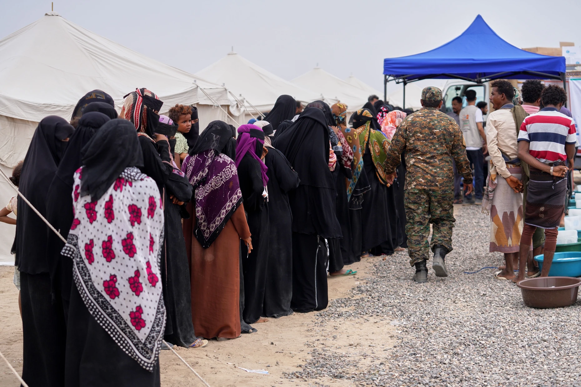 Binnenvertriebene stehen Mitte September an einer Essensausgabe in einem Flüchtlingscamp in der Nähe von Aden Schlange.