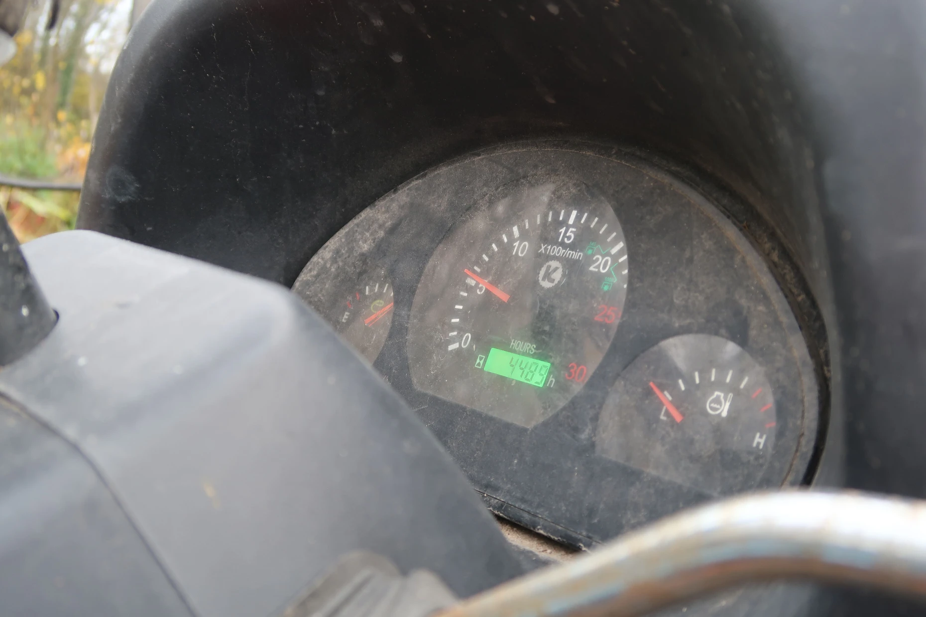 Modern unter der Haube, altmodisch im Cockpit. Der Tacho des niederländischen Gefährts ist komplett analog.